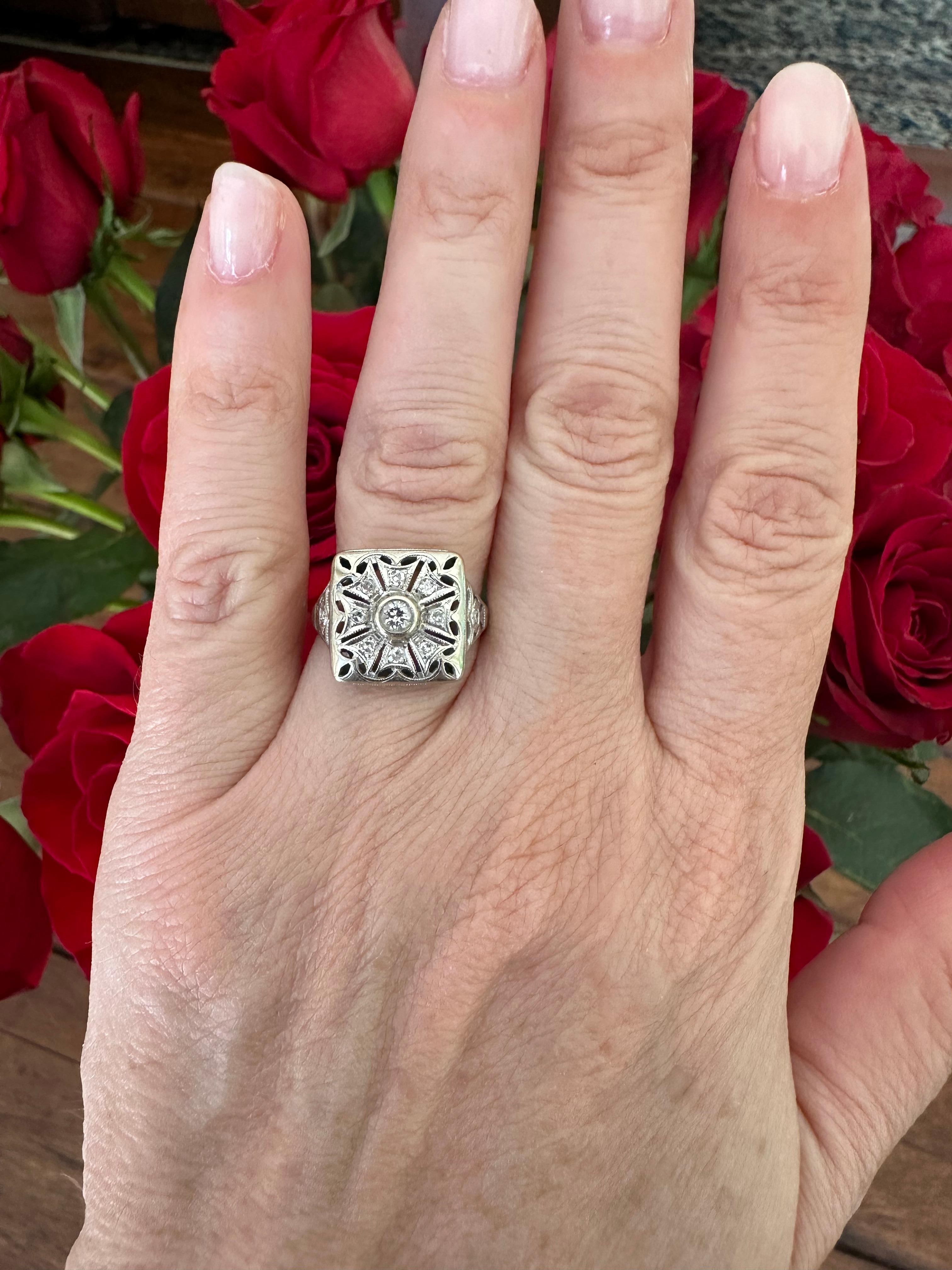 Anello Art Déco con diamanti e fiori in filigrana in vendita 4
