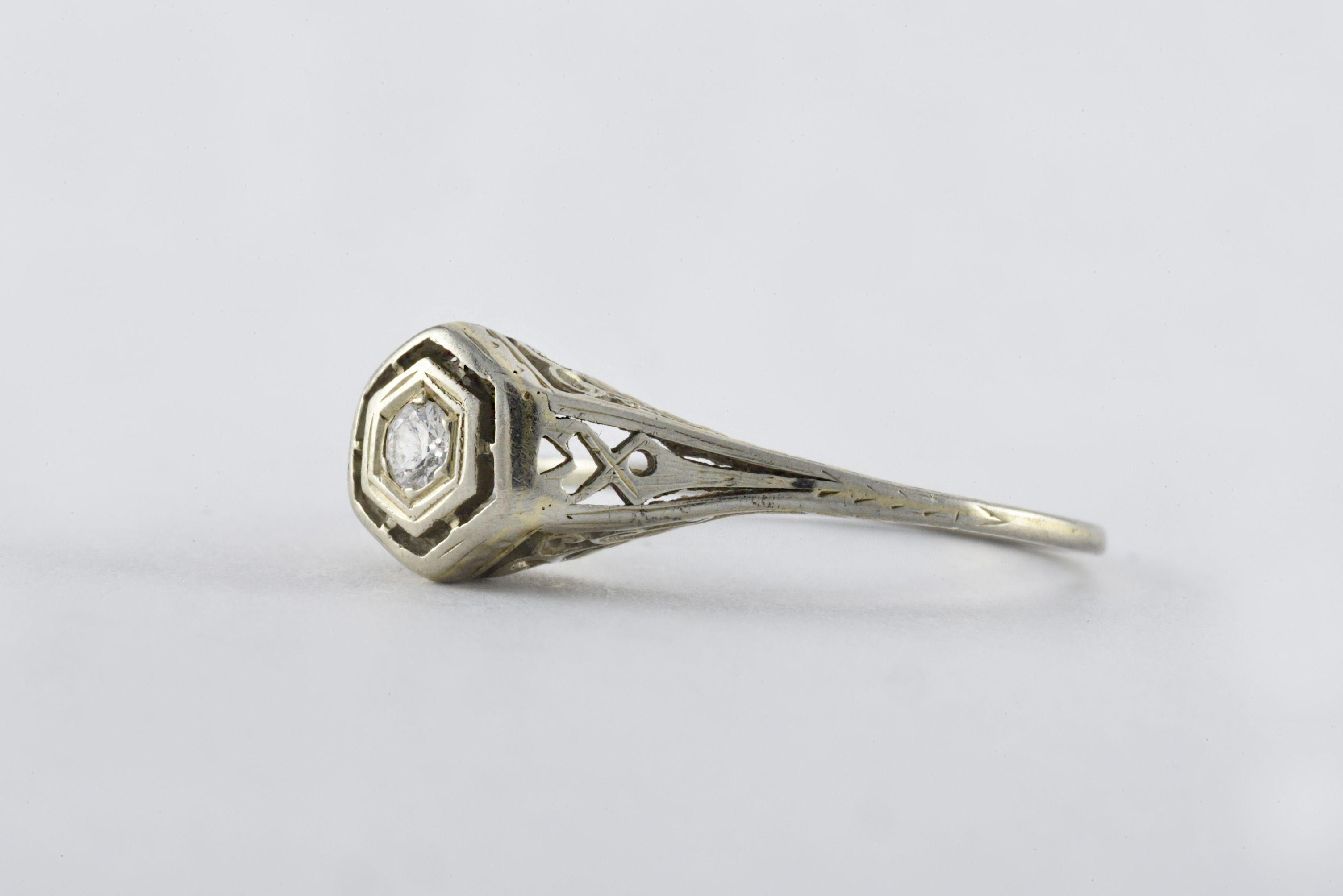 Crafted in the 1920s from 18kt white gold, this Art Deco band features an Old European cut diamond measuring approximately 0.10 carats and fine filigree details.
