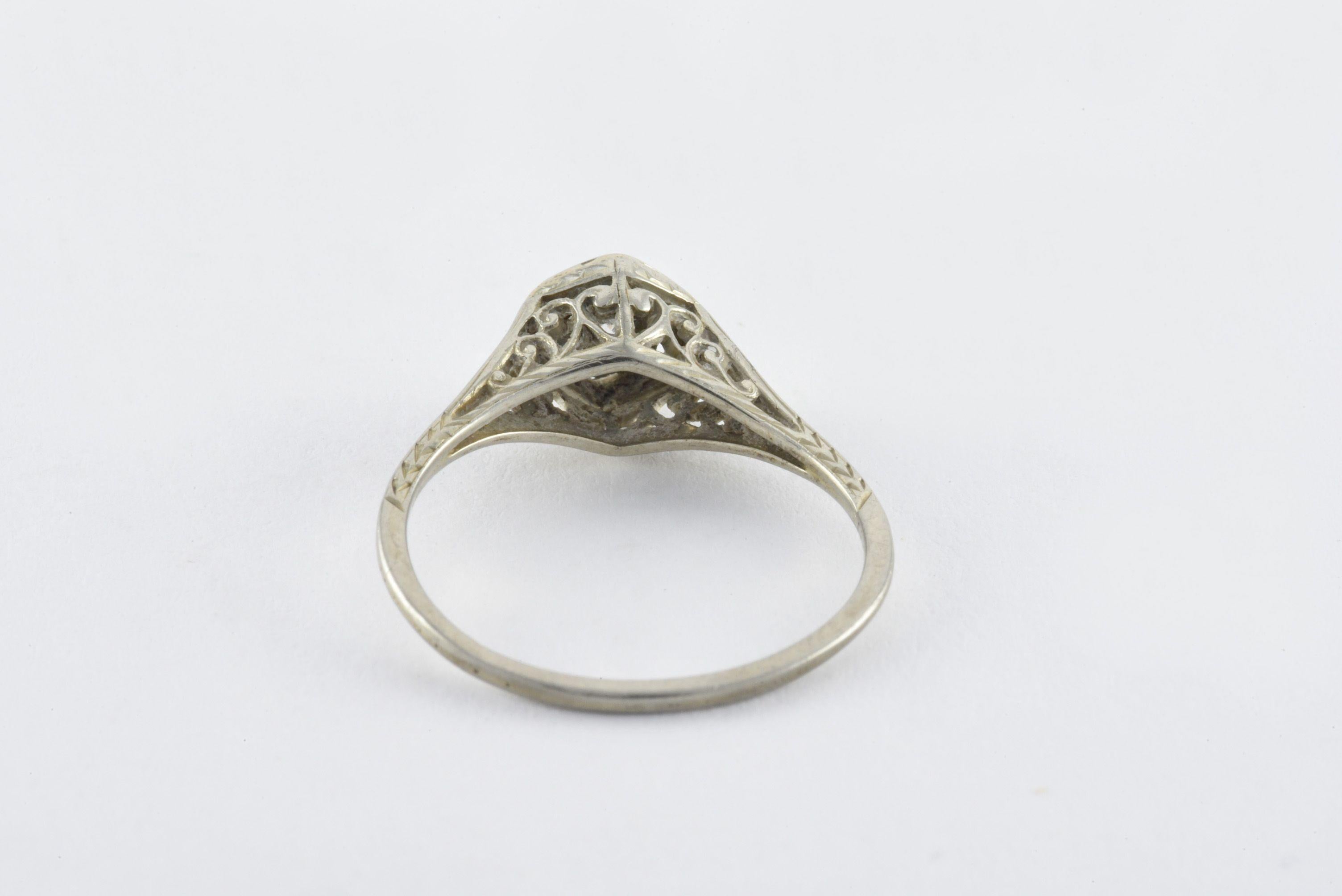 Donna Anello Art Deco con diamanti e filigrana in vendita