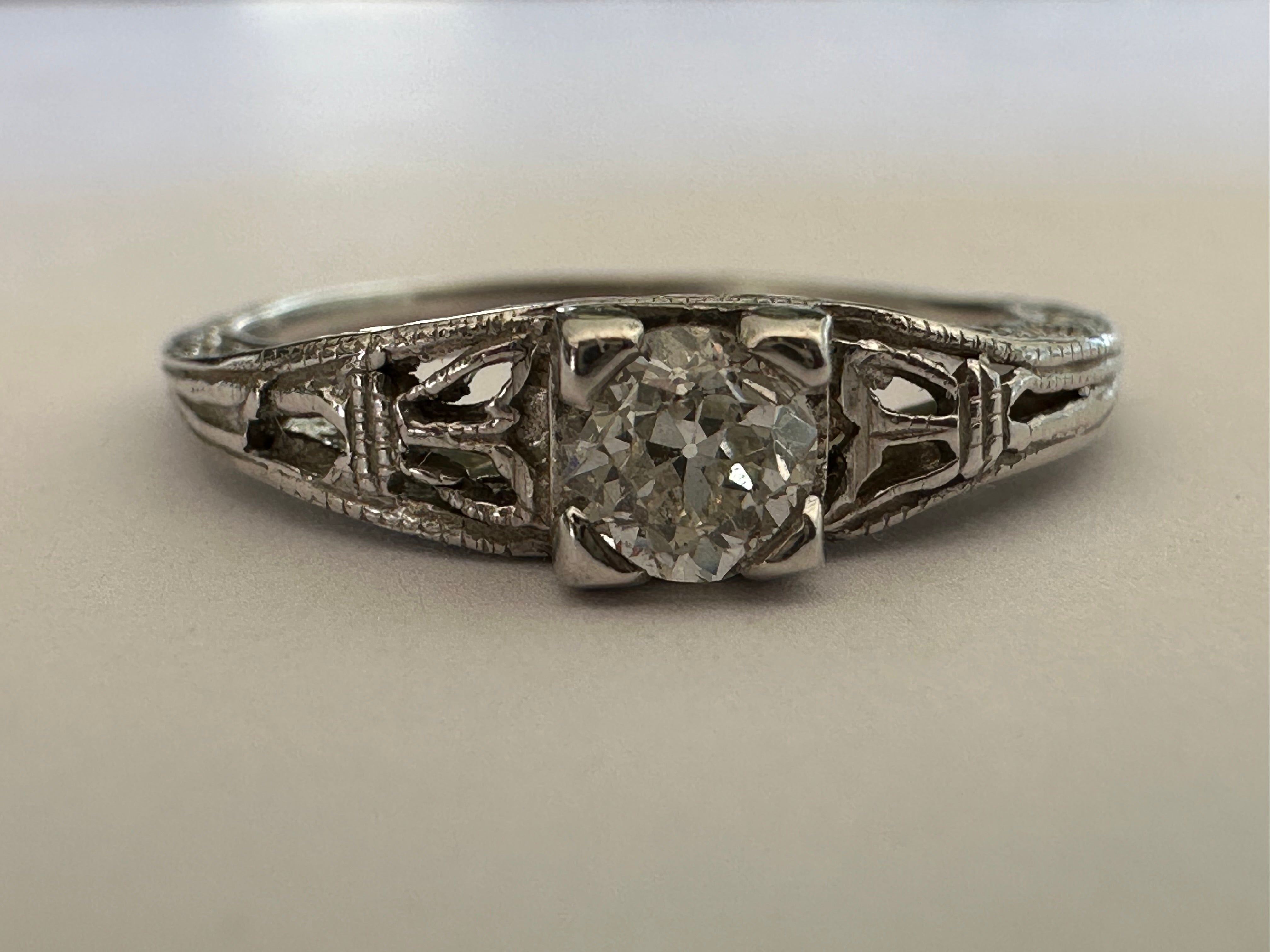 Art Deco Diamond and Filigree Solitaire Ring  For Sale 5