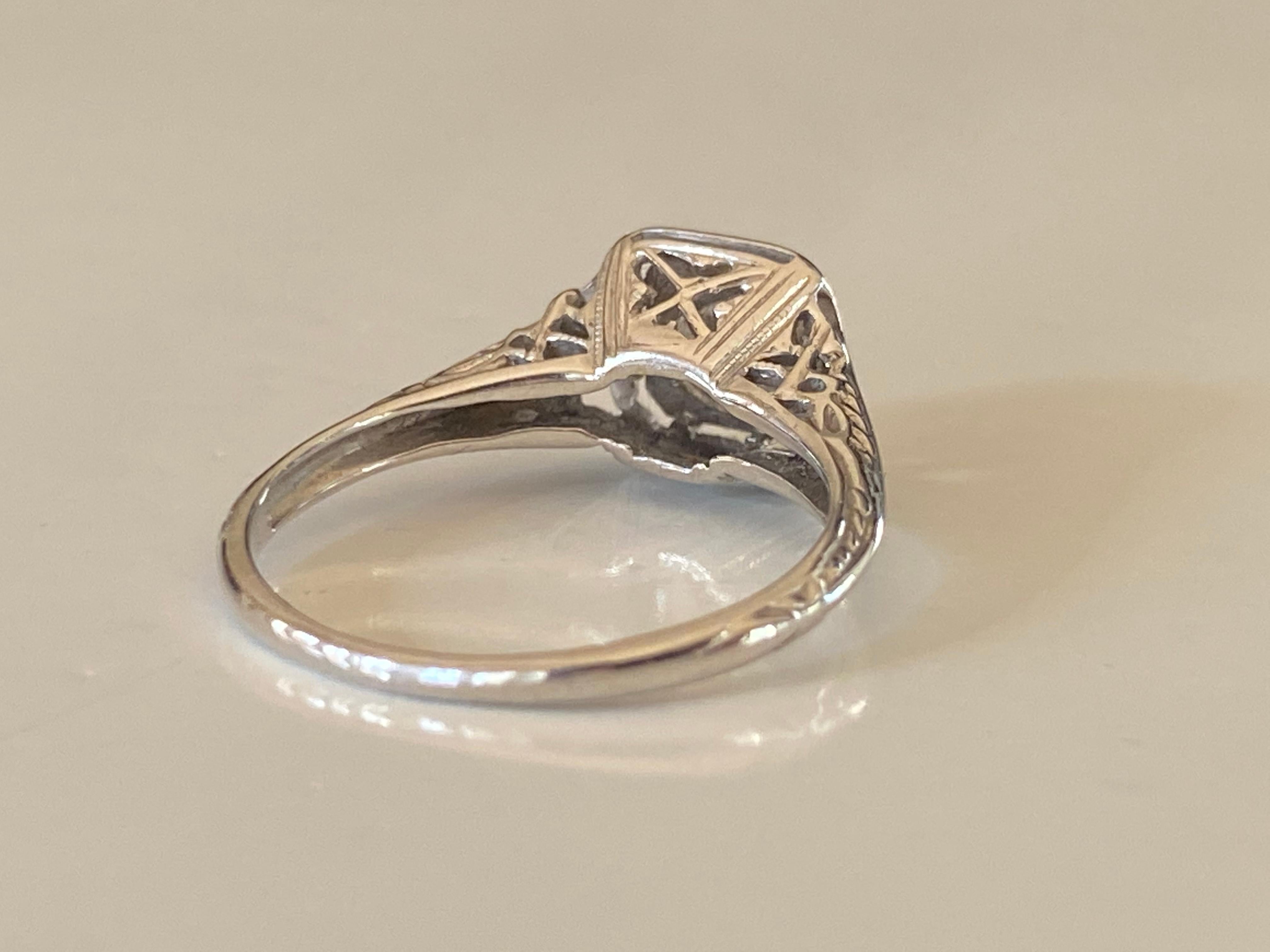 Art Deco Diamant und filigraner Solitärring (Alteuropäischer Schliff) im Angebot