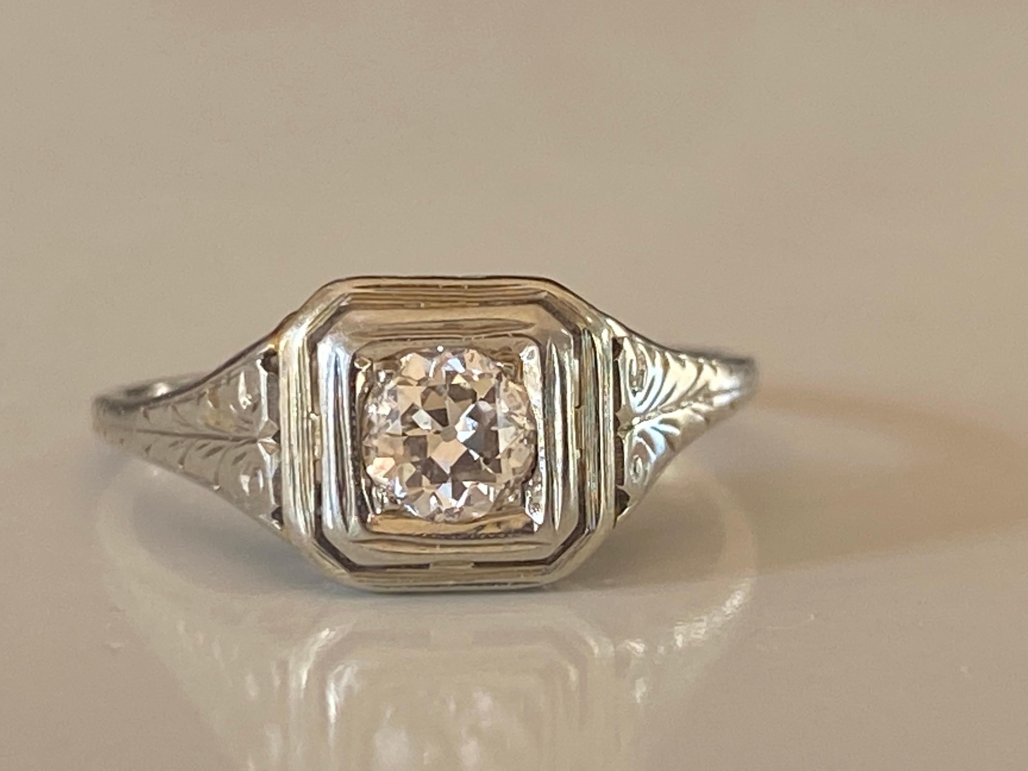 Women's Art Deco Diamond and Filigree Solitaire Ring For Sale