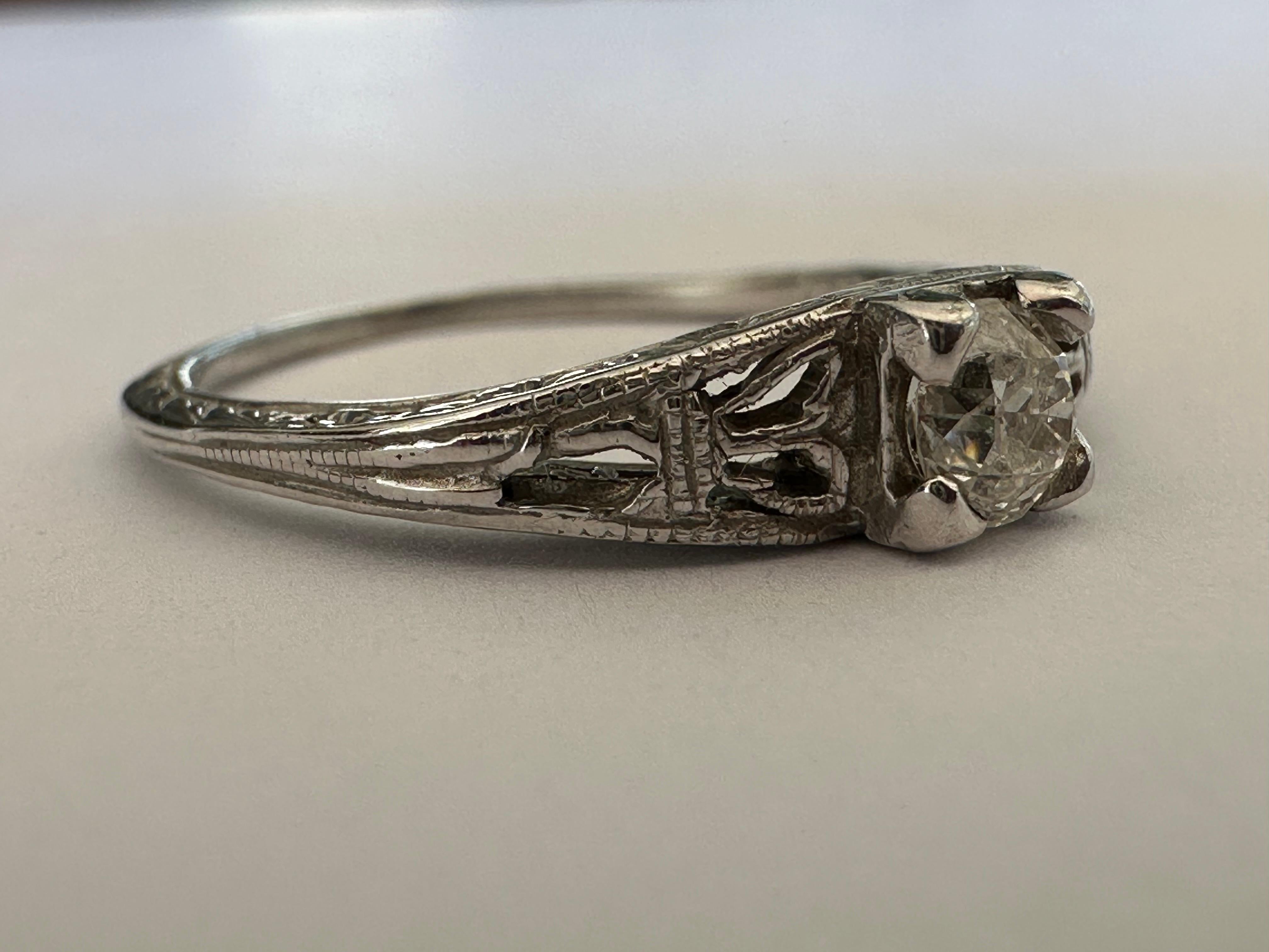 Art Deco Diamond and Filigree Solitaire Ring  For Sale 3