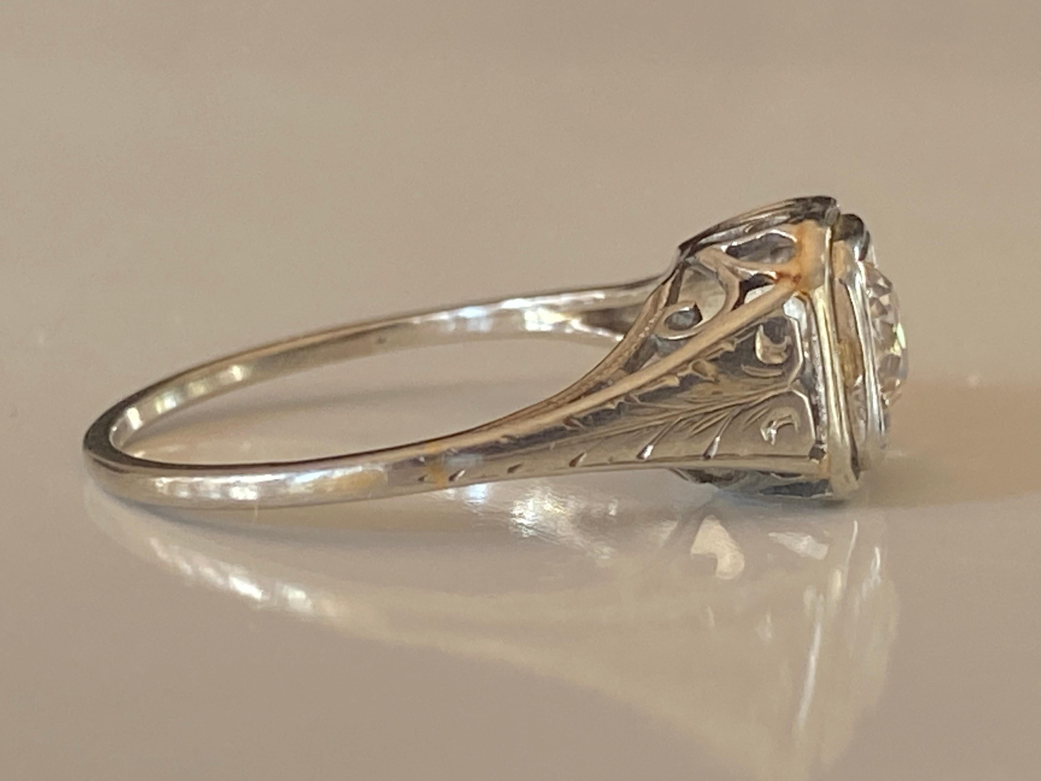 Art Deco Diamond and Filigree Solitaire Ring For Sale 4