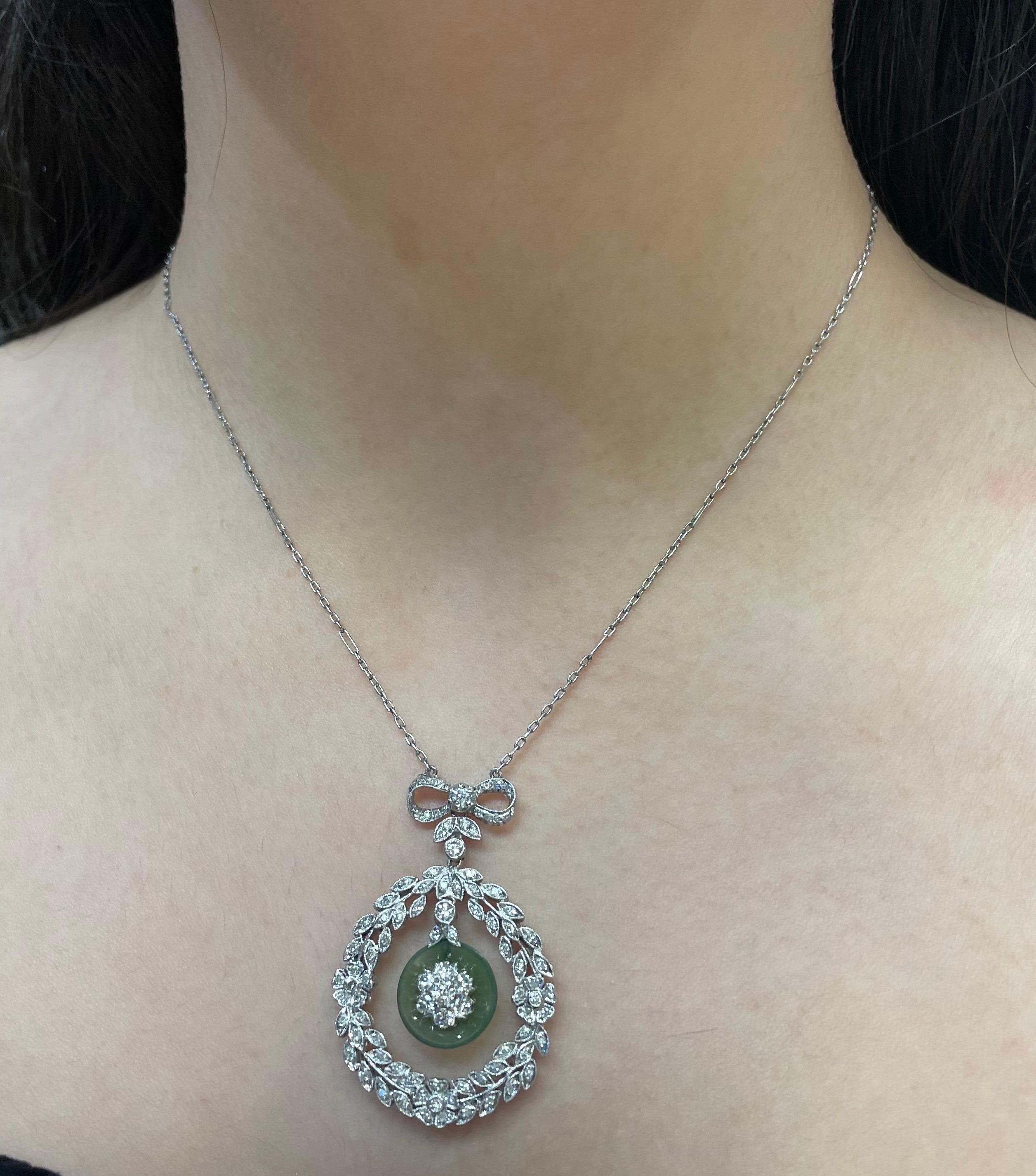 Art Deco Diamant- und Jade-Anhänger-Halskette

Anhänger-Halskette mit einem Diamantkranz in der Mitte, an dem eine Jade baumelt, und einem Blumenmotiv in der Mitte, ergänzt durch eine Schleife an der Spitze 

Ungefähre Kettenlänge: 18,5