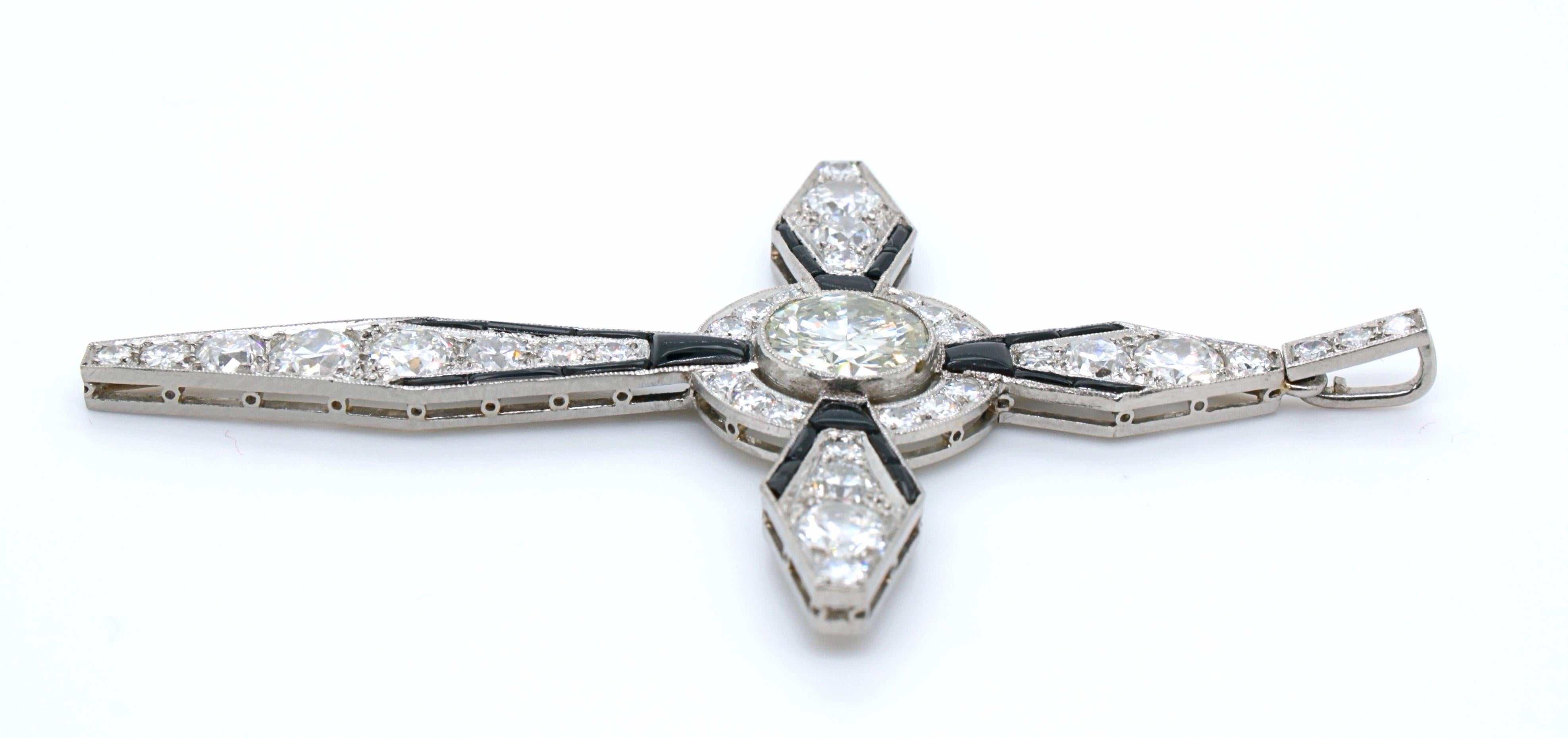 Art Deco Diamond and Onyx Cross Pendant, circa 1920s In Excellent Condition In Idar-Oberstein, DE