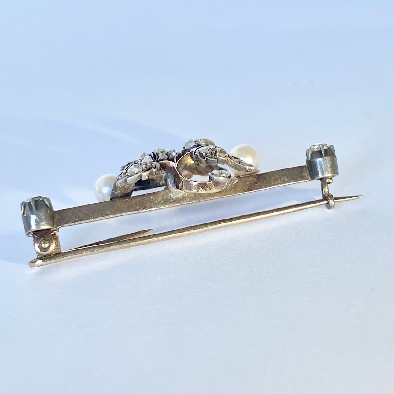 Broche Art déco en or 18 carats avec diamants et perles Bon état - En vente à Chipping Campden, GB