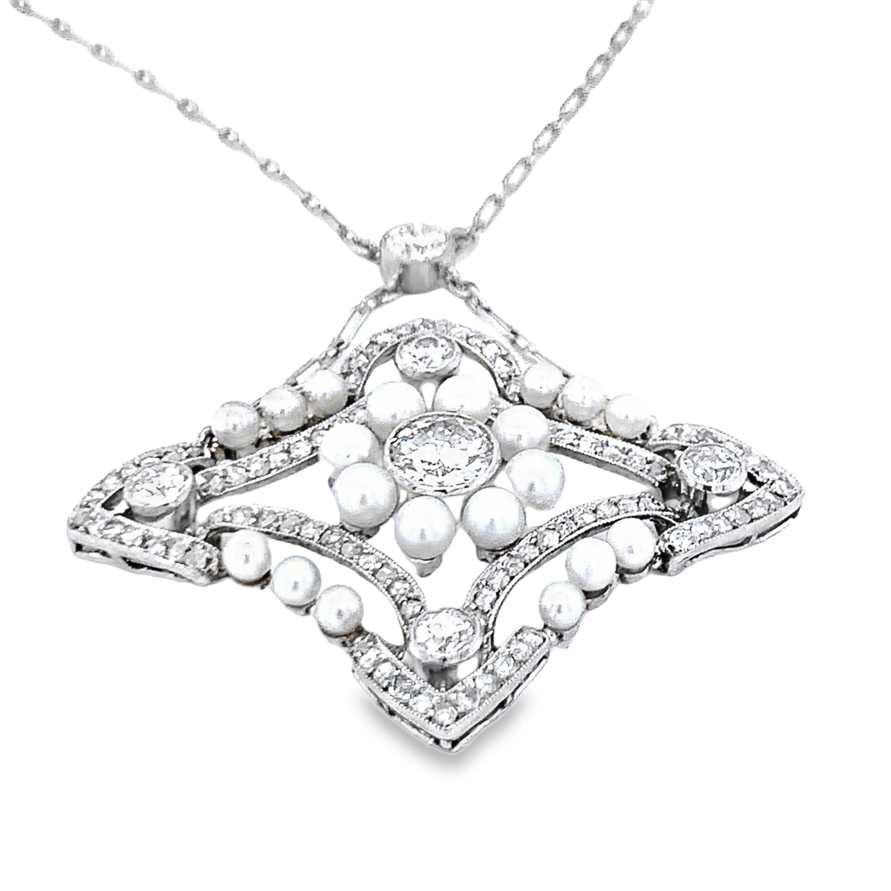 Questo accattivante pendente in platino Art Déco presenta un design a forma di marquise modificato, con 96 diamanti antichi europei e taglio a rosa per un totale di 3,25 carati, con colore H-I-J e purezza SI-2. Al centro del gioiello si trova un