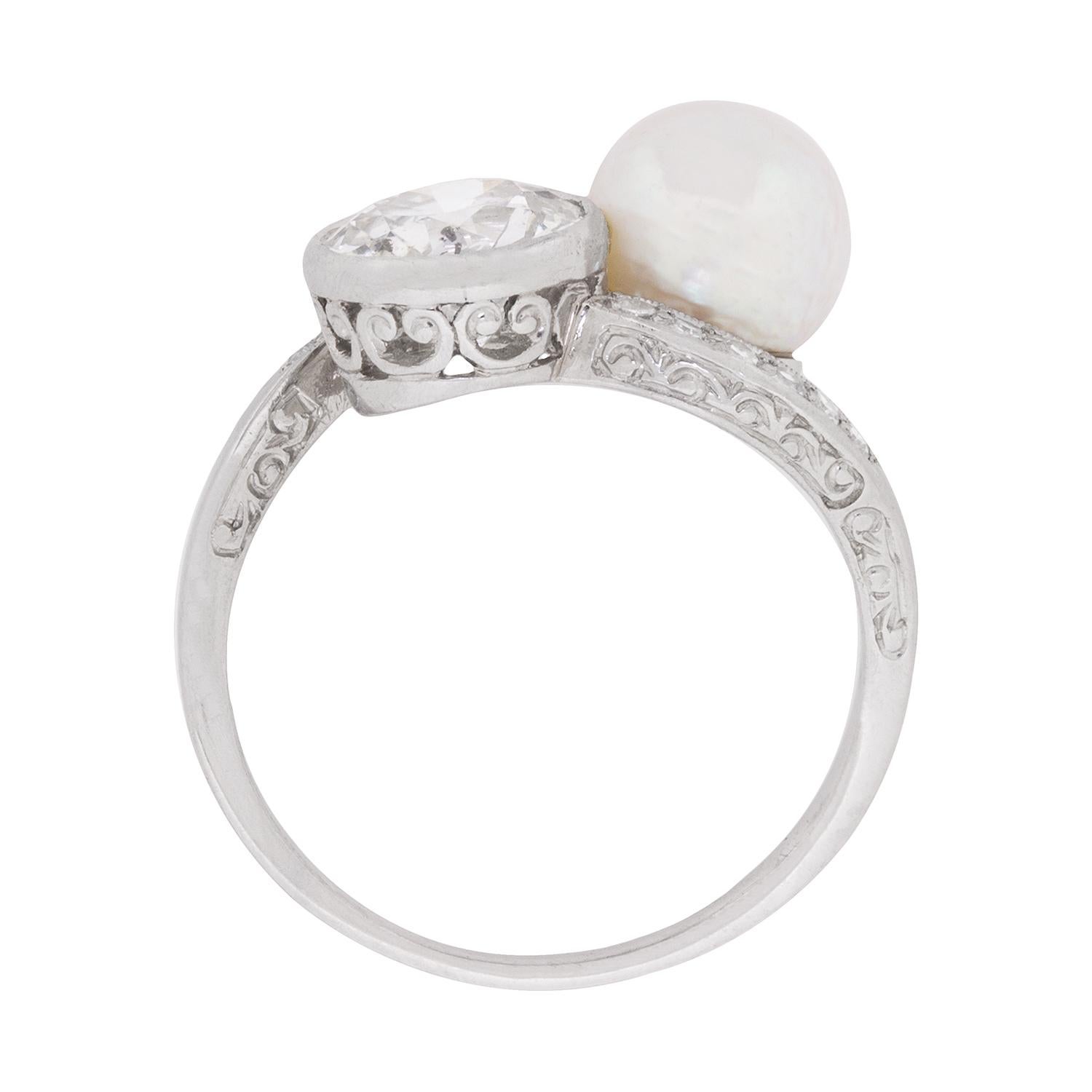 This wonderful ring features the unique combination of diamonds and a stunning pearl measuring 7.65mm in diameter. The pearl has been certified by an independent certification company, The Gem and Pearl Lab in London, as natural and saltwater pearl.