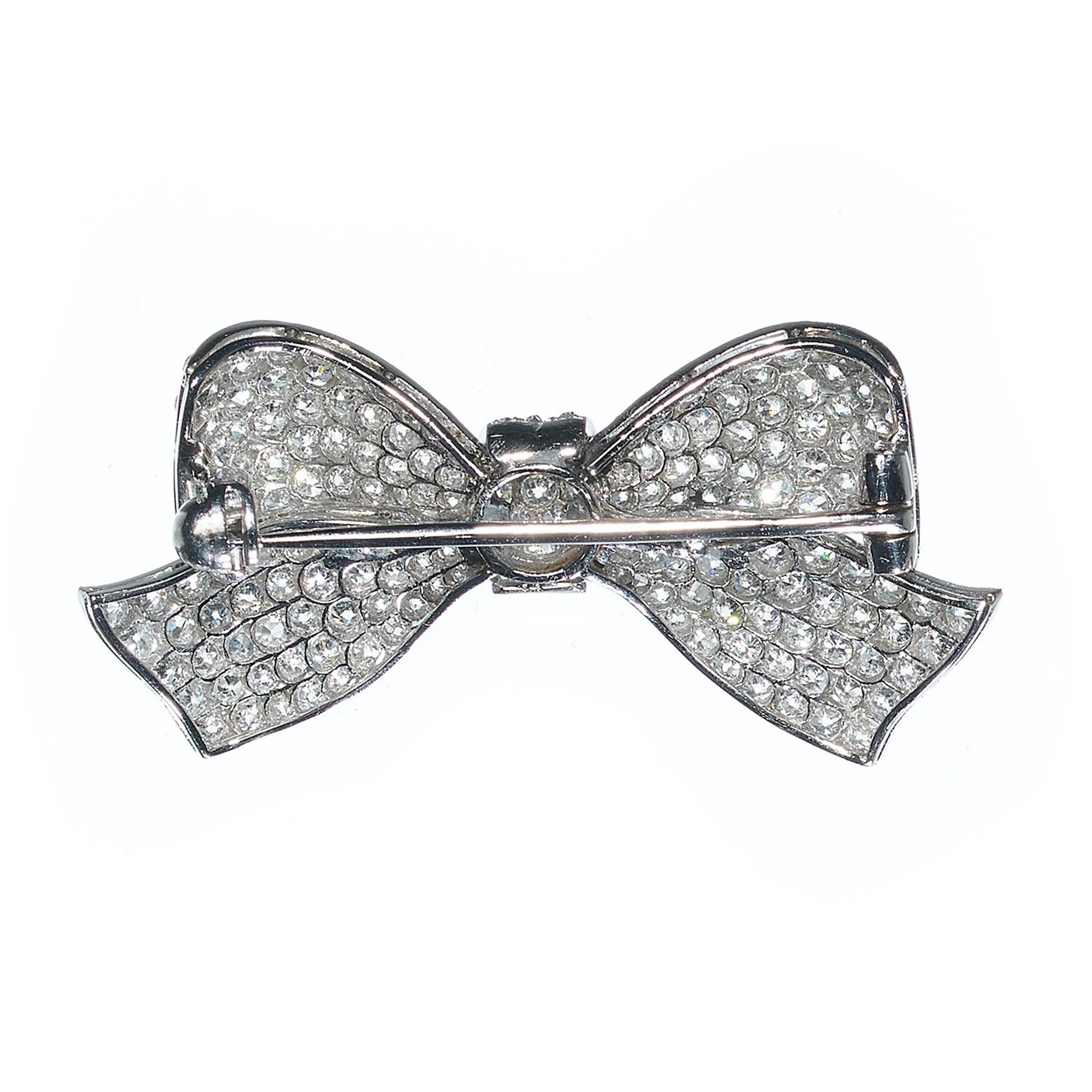 Art Deco Diamond And Platinum Bow Brooch, Circa 1925 In Good Condition For Sale In London, GB
