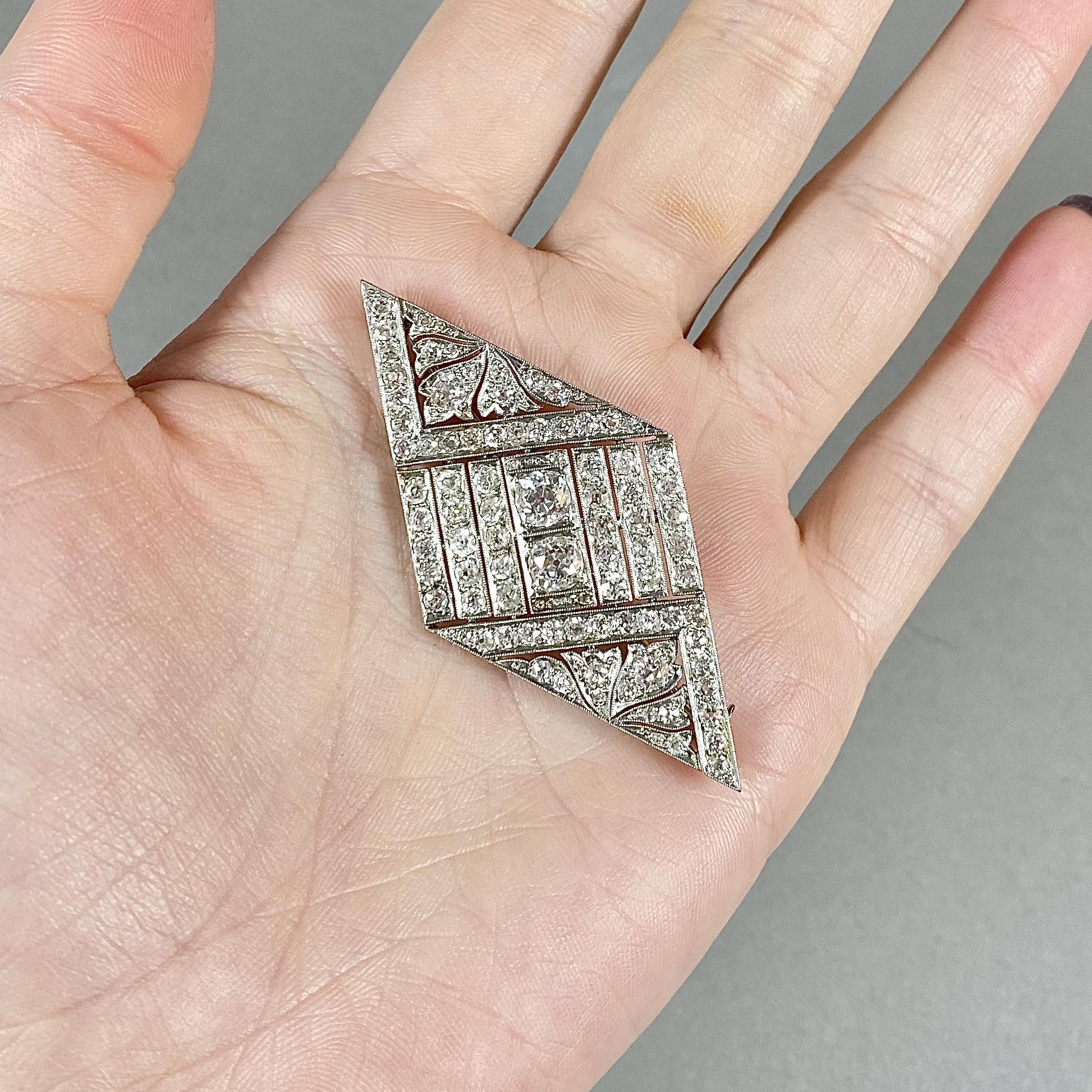 Art Deco Diamond and Platinum Brooch, 4.50 Carats, circa 1930 In Good Condition For Sale In London, GB