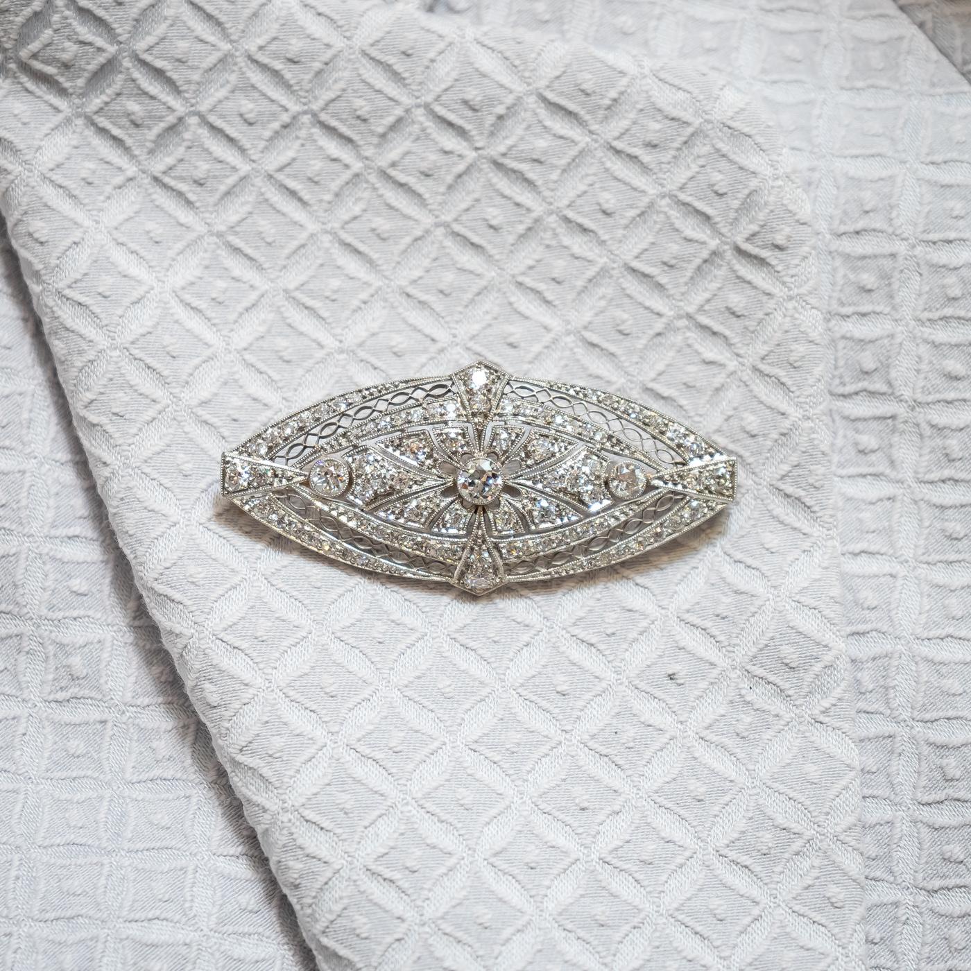 Broche Art déco en diamants, sertie de diamants de taille édouardienne, dans une plaque ajourée en forme de navette, montée en platine, vers 1925, avec une épingle en or, numérotée 8994, avec le numéro d'inventaire 1678. Poids total des diamants