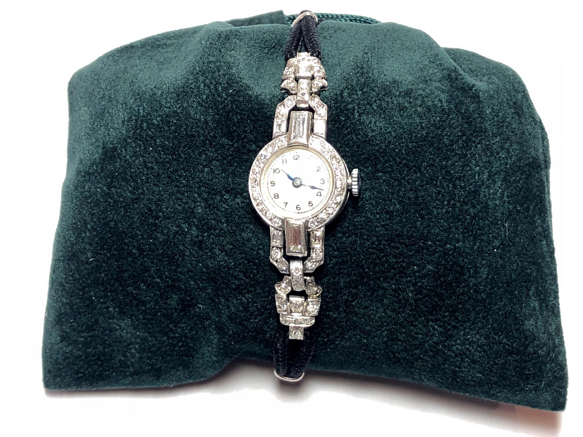Handgefertigte Art-Déco-Cocktail-Armbanduhr aus Platin mit Diamanten, um 1930 (Art déco) im Angebot