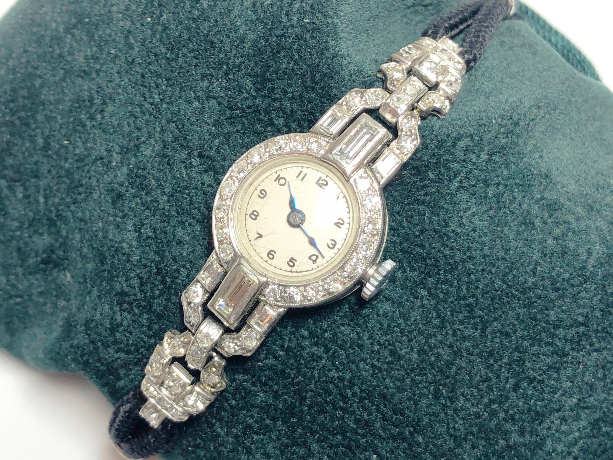 Handgefertigte Art-Déco-Cocktail-Armbanduhr aus Platin mit Diamanten, um 1930 (Rundschliff) im Angebot