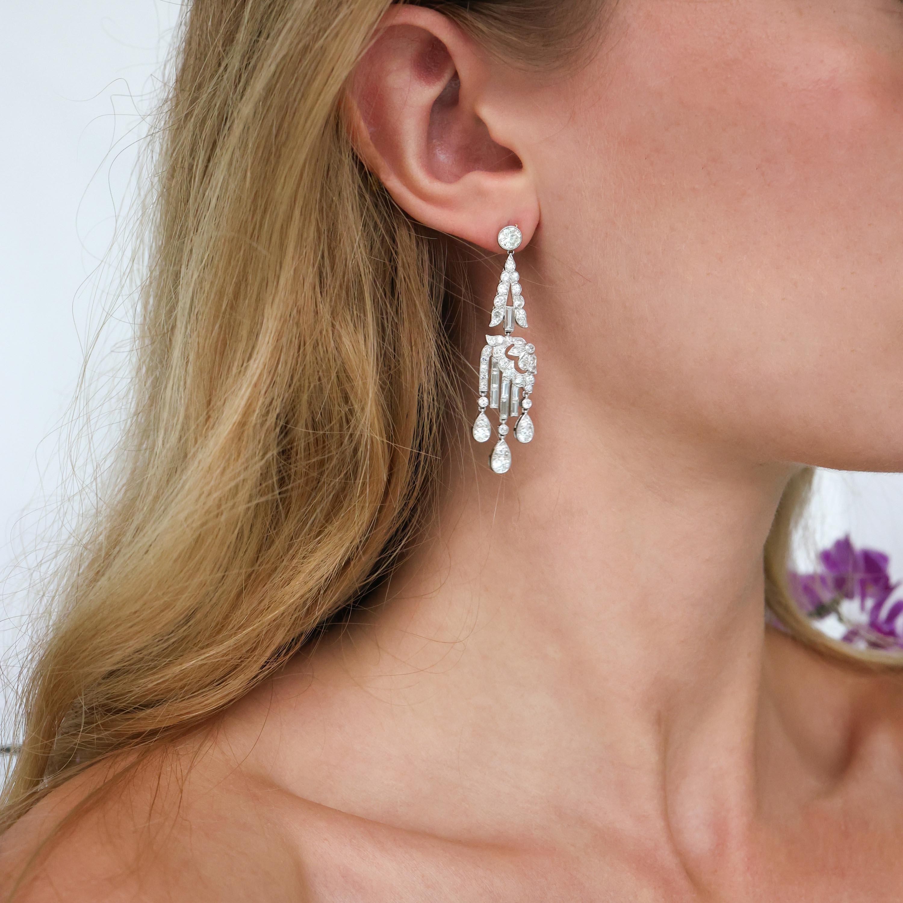 Art Deco Diamond and Platinum Drop Earrings, Circa 1920, 7.00 Carats In Good Condition For Sale In London, GB