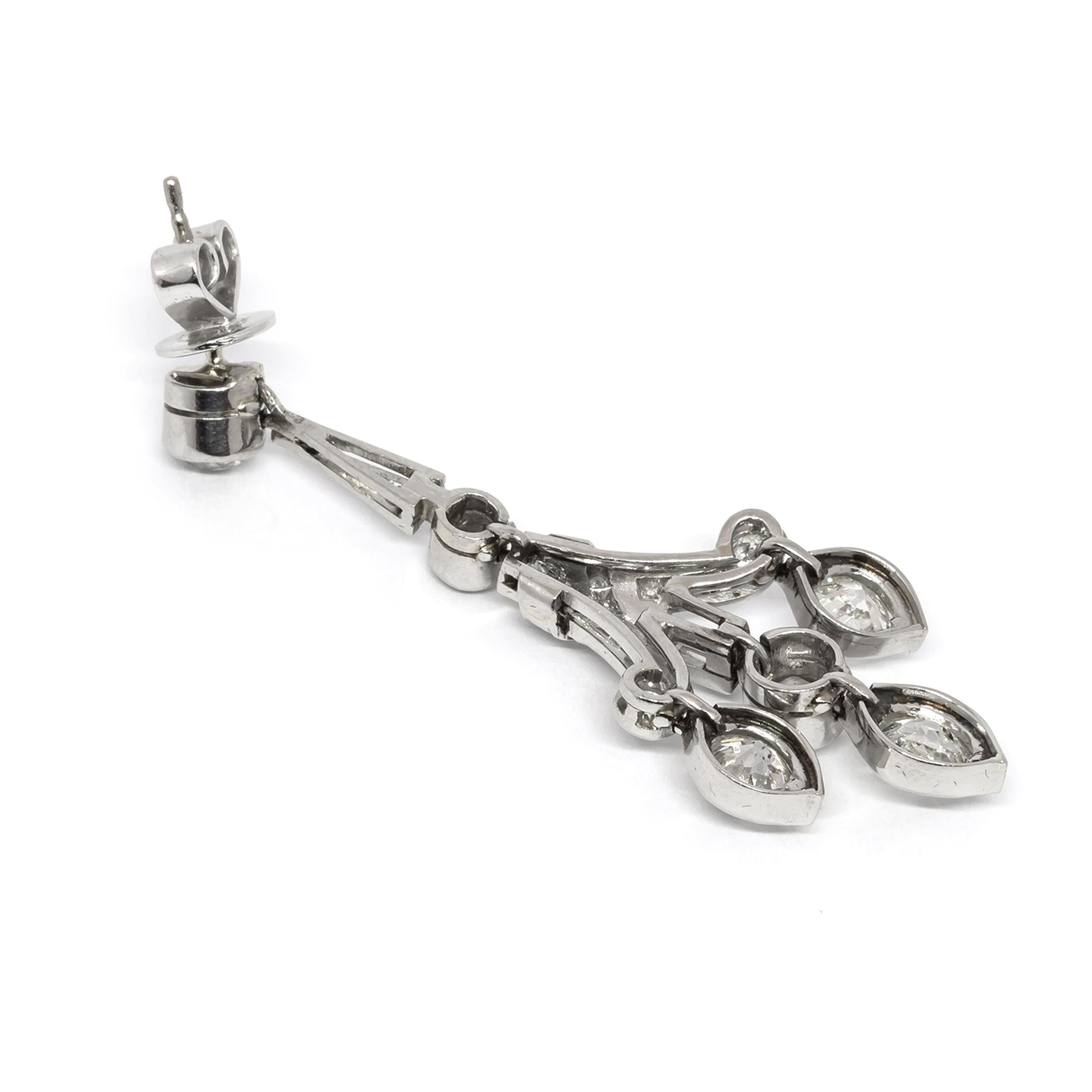 Taglio antico europeo Orecchini a goccia in platino e diamanti Art Deco, CIRCA 1920 in vendita