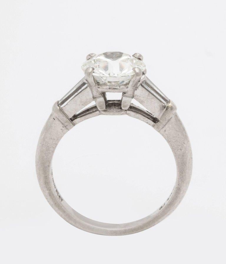 Ein fabelhafter Diamant im Rundschliff von 1,98 VS 2 I Farbe, flankiert von zwei Baguettes in einer Art Deco Platinfassung. Dieser Ring hat ein GIA-Zertifikat.