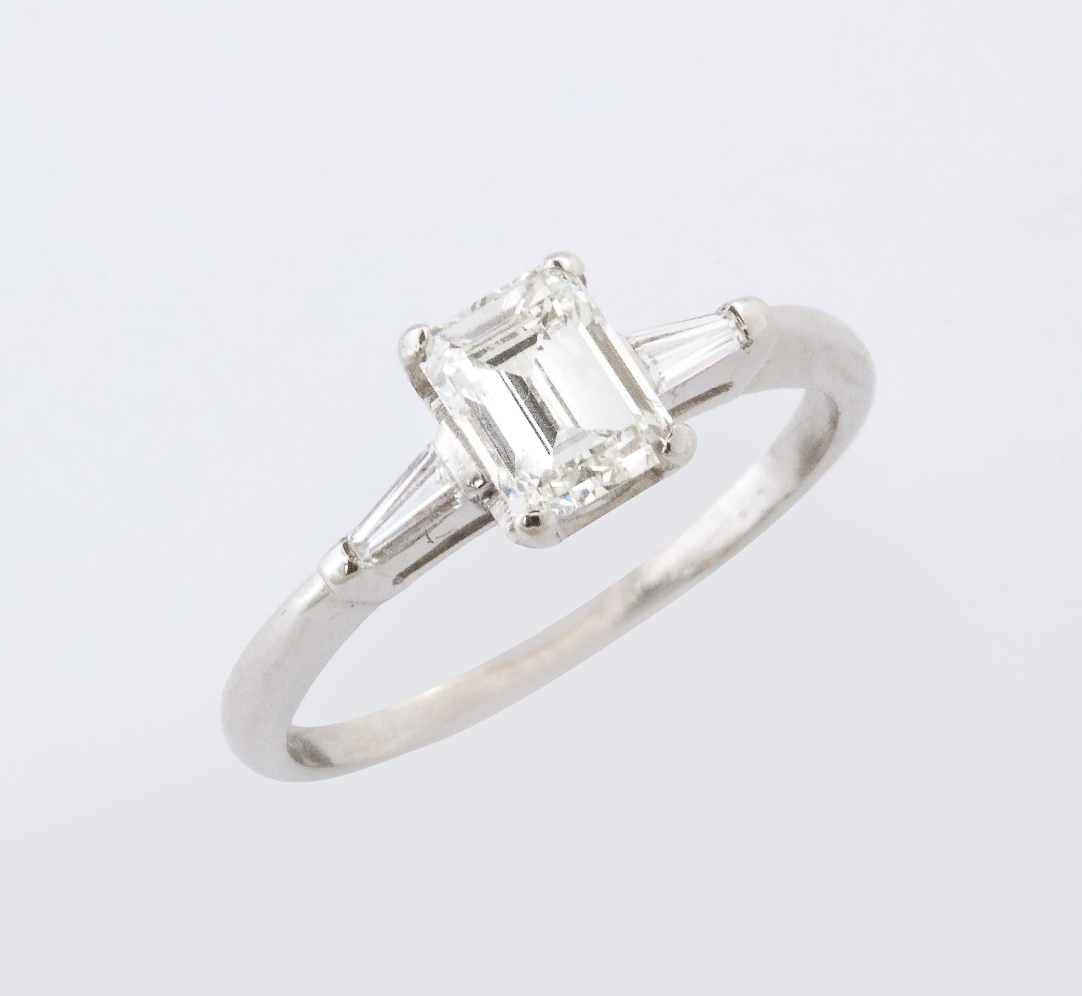 Taille émeraude Bague de fiançailles Art déco avec diamants taille émeraude de 1,07 carat et baguettes certifiés GIA en vente