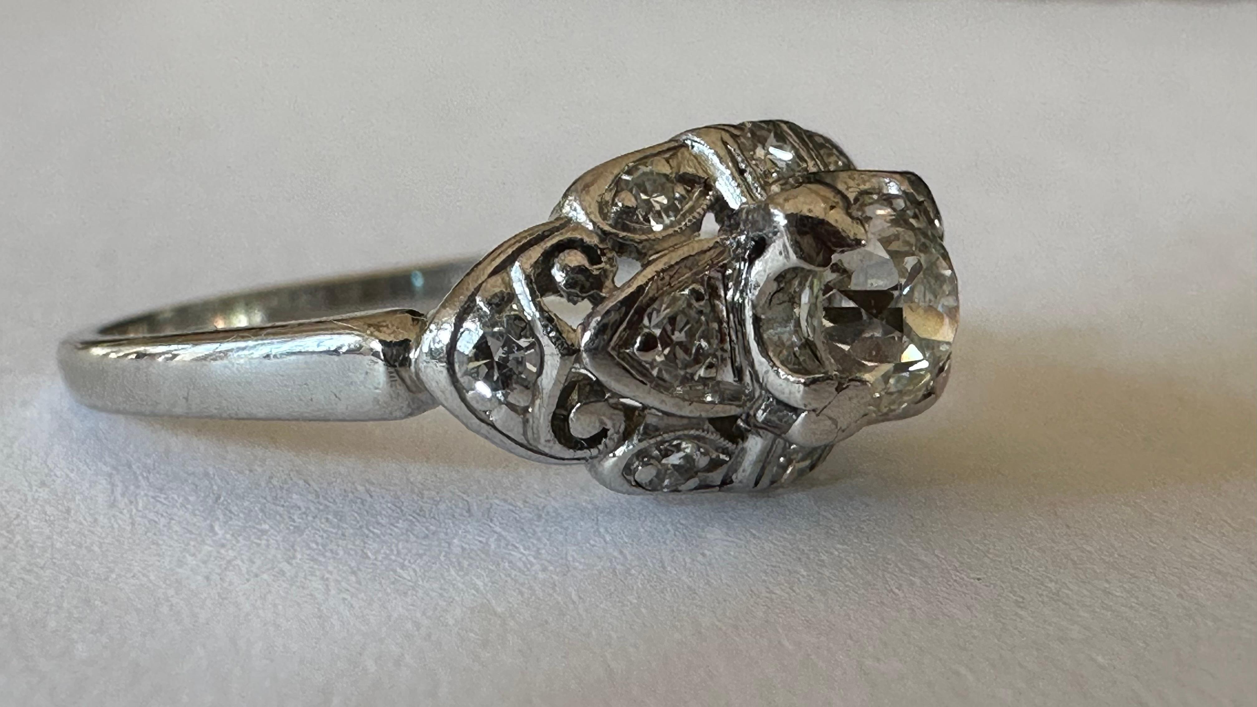Art Deco Diamond and Platinum Engagement Ring  For Sale 1