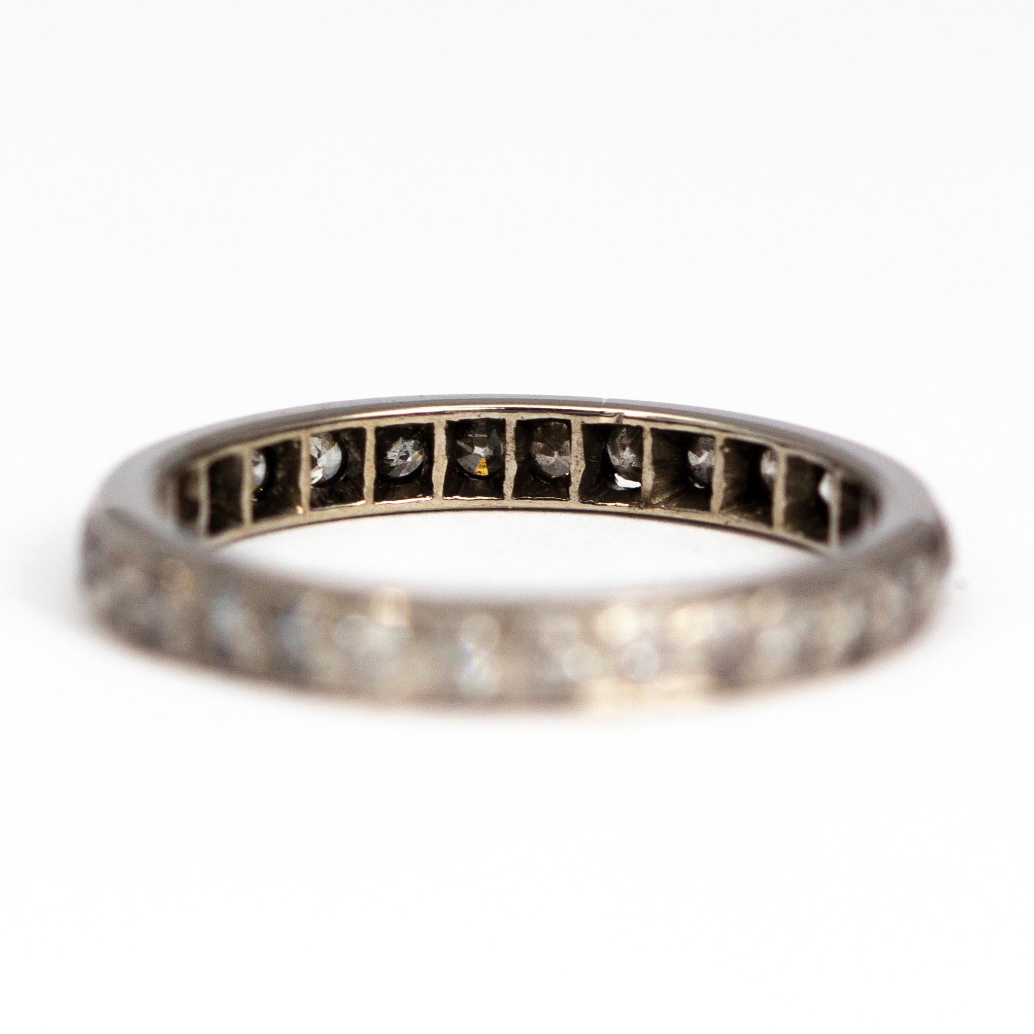Questa fascia a eternità completa contiene diamanti su tutto il perimetro che misurano 2pt ciascuno. I diamanti sono a filo con la fascia di platino.

Misura dell'anello: J 1/2 o 5
Larghezza della banda: 2.5 mm

Peso: 1.9 g
