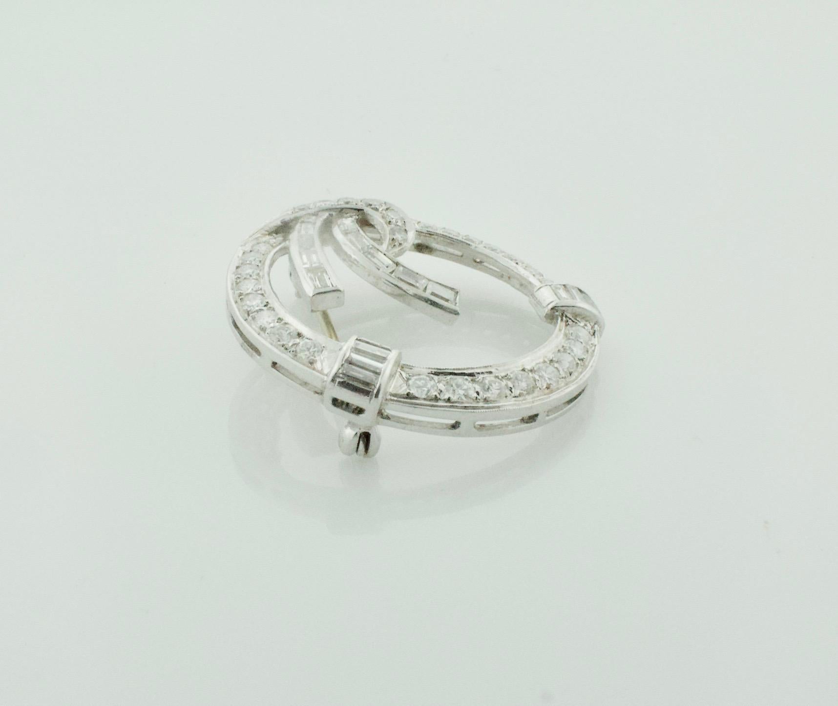 Combinaison collier et broche Art déco en platine et diamants, c. 1930 Unisexe en vente