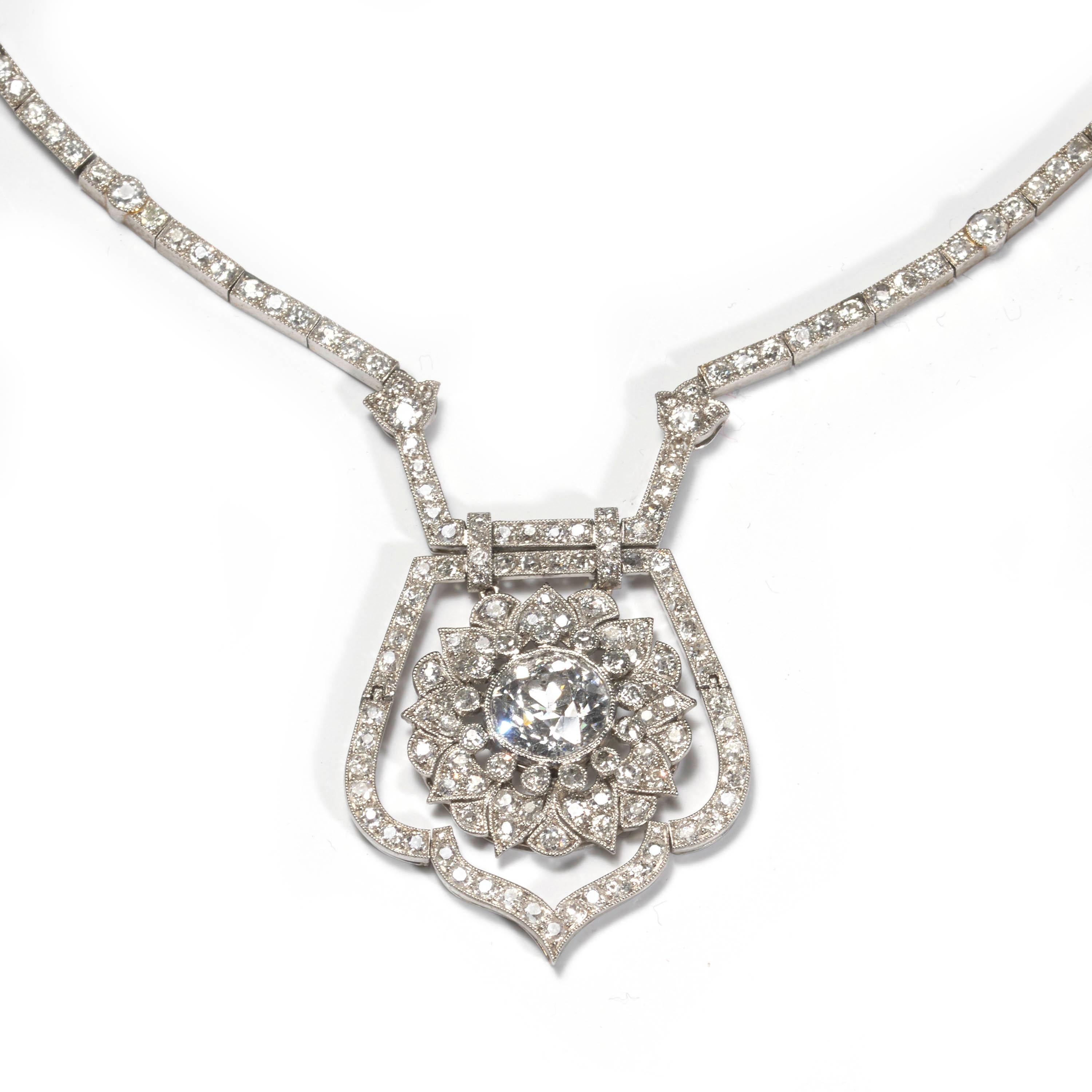 Taglio antico europeo Collana Art Déco di diamanti e platino, 1920 circa, 18,75 carati in vendita