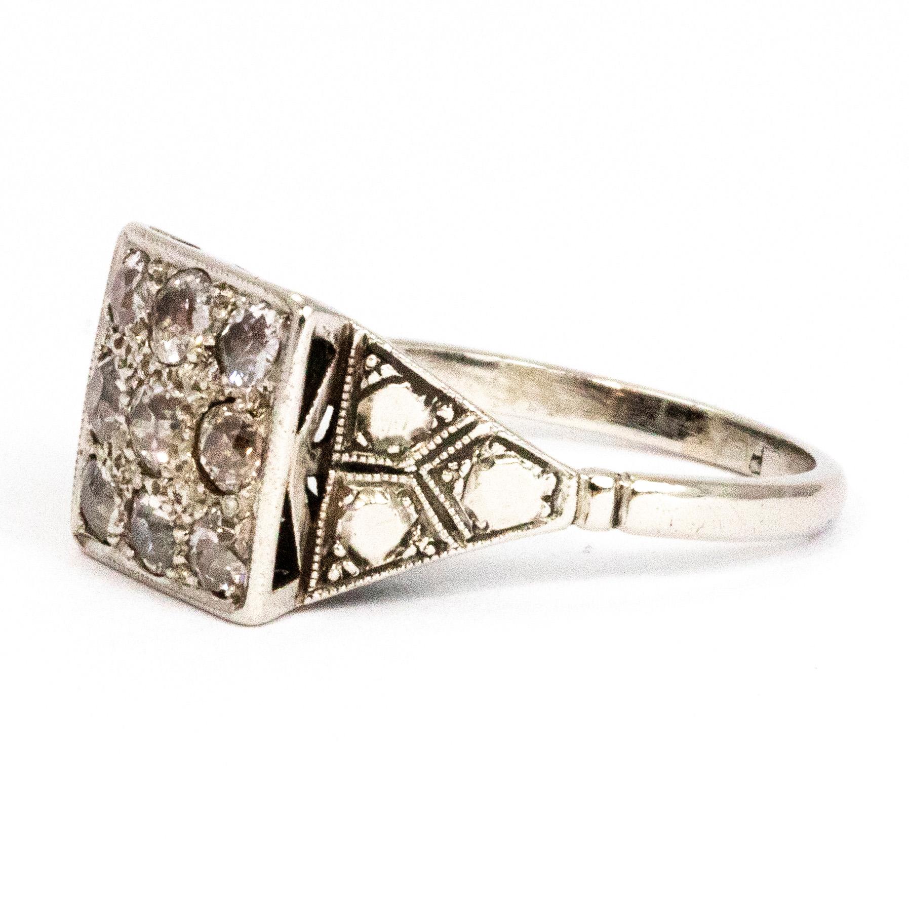 Dieses aufsehenerregende Stück enthält insgesamt neun Diamanten von je 7 Pence. Das Design dieses Rings erinnert stark an das Art déco, was sich auch in der wunderschönen, detaillierten Fassung widerspiegelt. Der Ring steht ziemlich hoch am Finger,