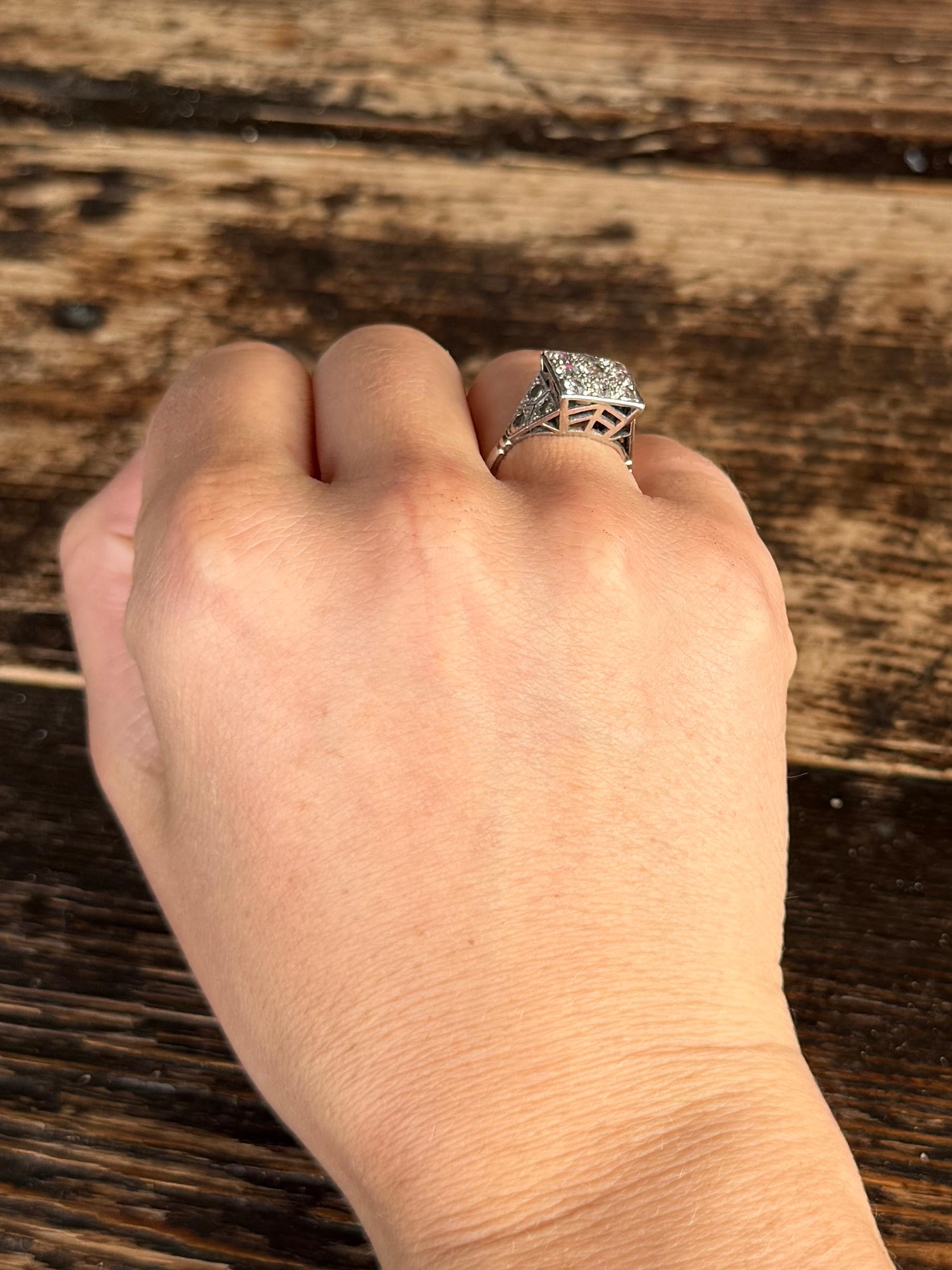 Taille ronde Bague panneau Art déco en diamant et platine en vente