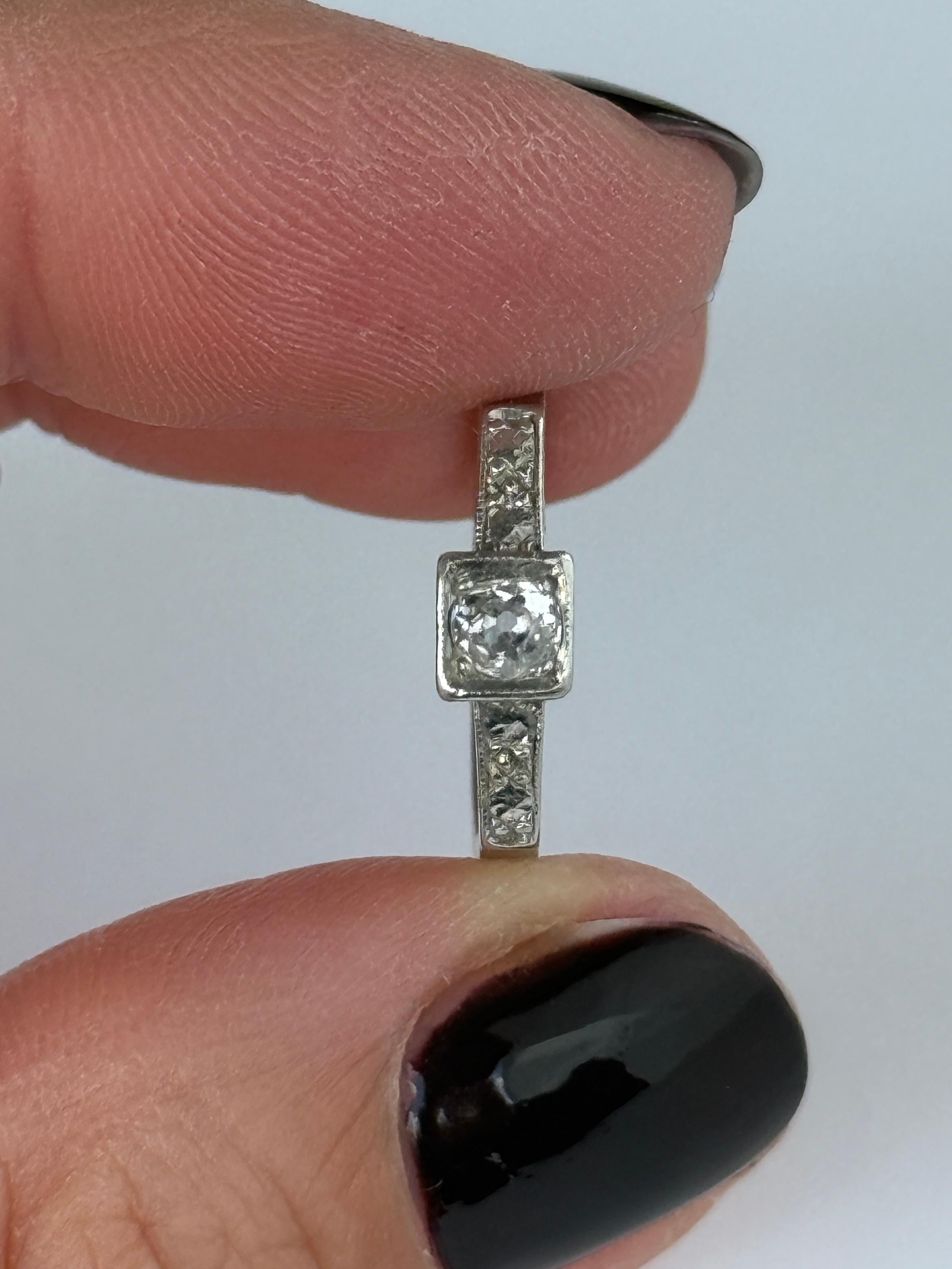Ce solitaire en diamant est magnifique. Le diamant central étincelant mesure environ 20pts. Les épaules sont dotées d'un sertissage illusion moulé pour imiter l'aspect des épaules en diamant. Modèle en platine.  

Taille de la bague : K ou 5 1/4