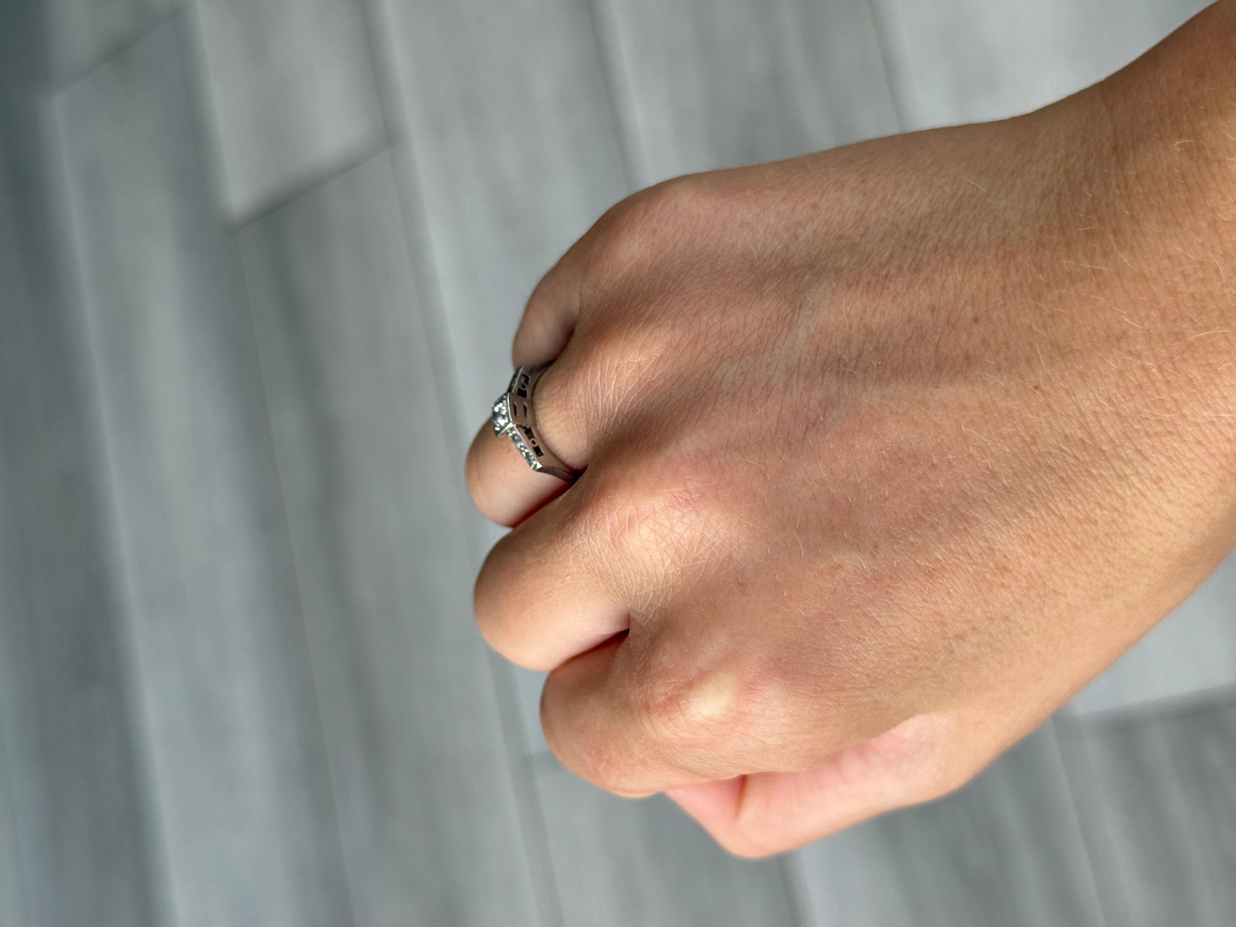 Taille ronde Bague solitaire en platine et diamant Art déco en vente