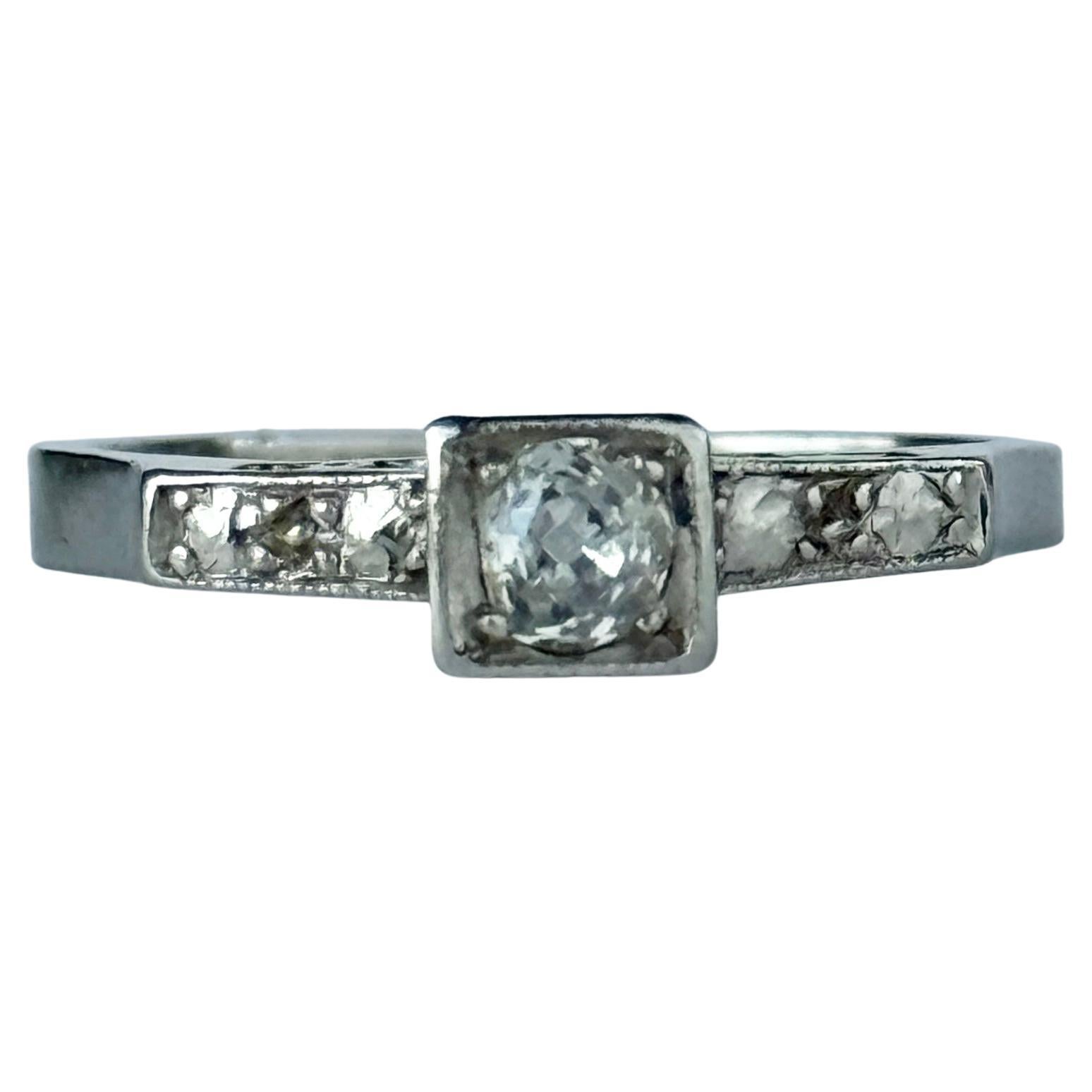 Bague solitaire en platine et diamant Art déco en vente