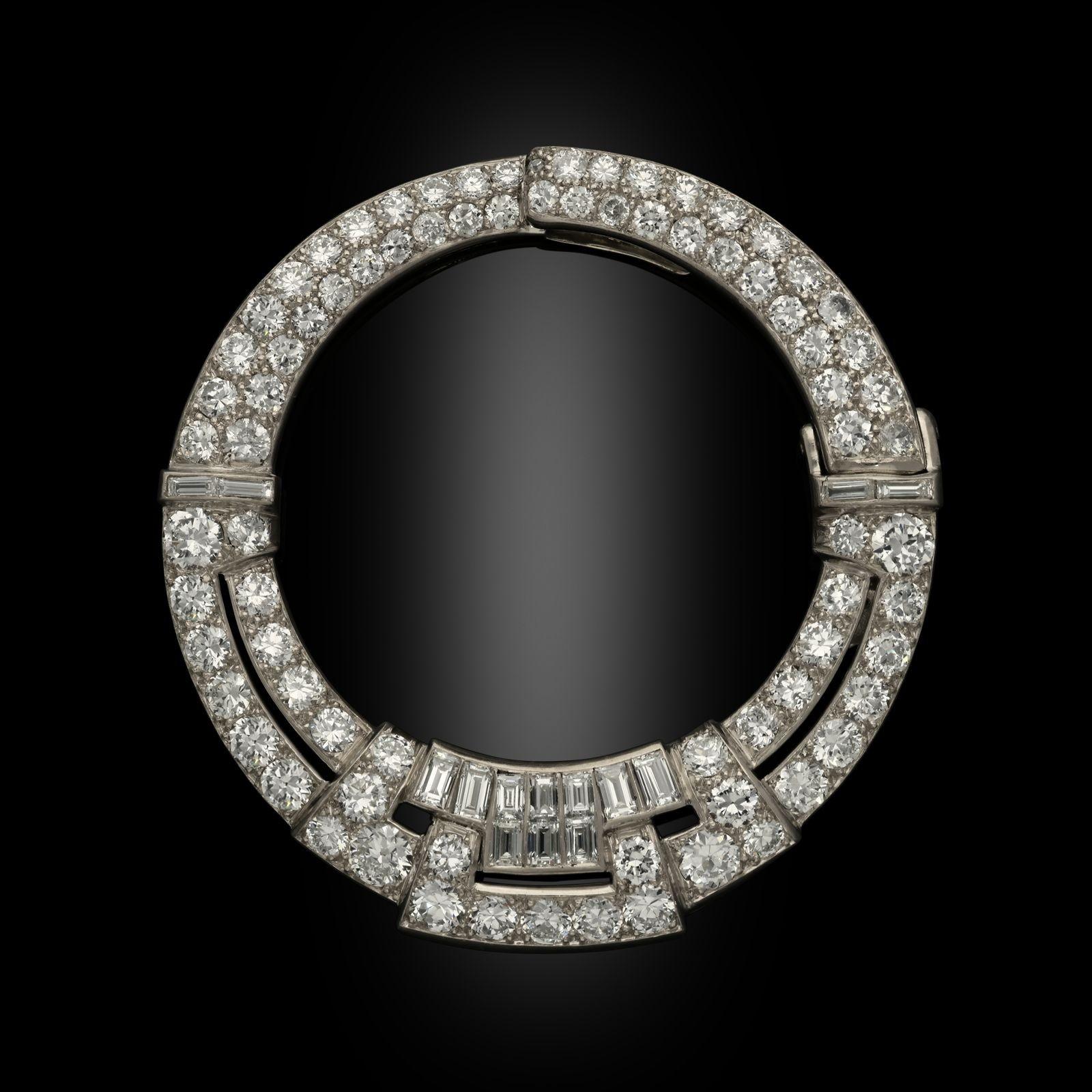 Brilliant Cut Art Deco Diamond and Platinum ‘Un Cercle’ Clip Brooch Circa 1931 For Sale