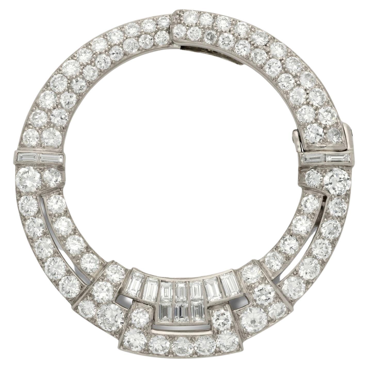 Art Deco Diamant und Platin 'Un Cercle' Clip Brosche CIRCA 1931 im Angebot
