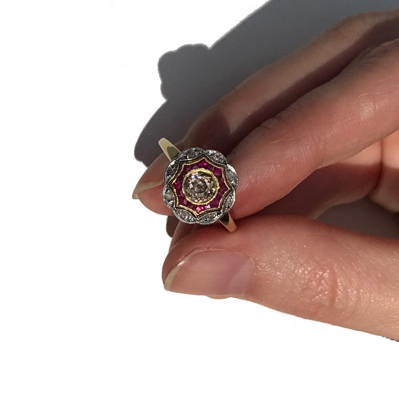 Art Deco Diamond and Ruby 18 Karat Yellow Gold Ring, 1920s In Excellent Condition For Sale In Antwerp, BE