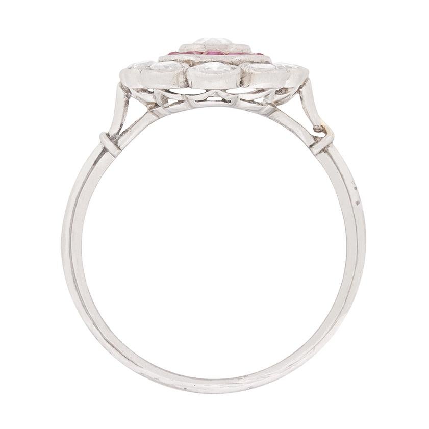 Ein Art-Deco-Ring aus den 1920er Jahren mit 0,50 Karat wunderschönen Rubinen, die 1,36 Karat Diamanten im Altschliff ergänzen.

Die Diamanten sind in einen Platin-Schaft und ein Platin-Band gefasst und werden durch eine komplizierte