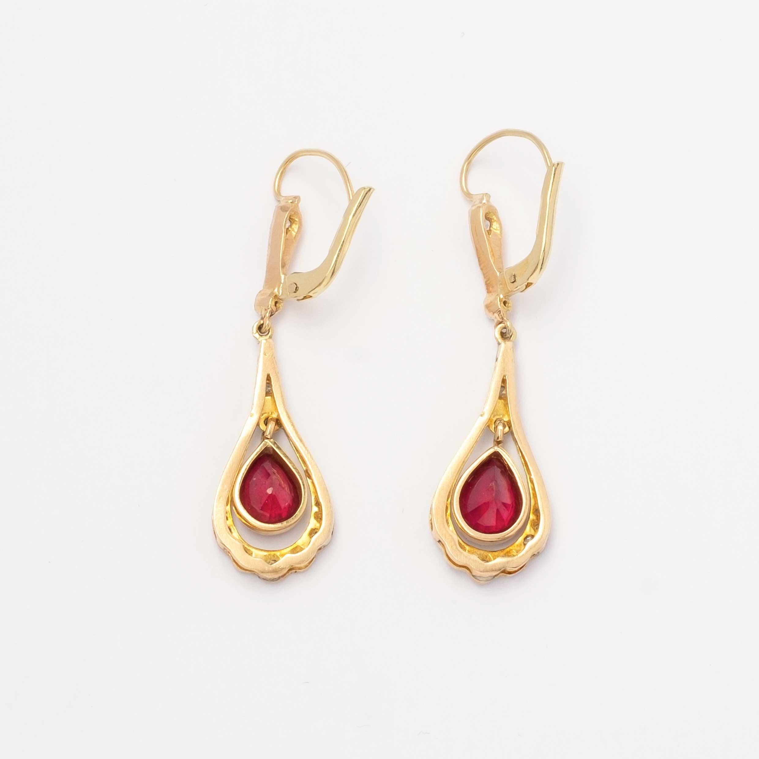 Taille ronde Boucles d'oreilles Art déco en diamant et rubis en vente