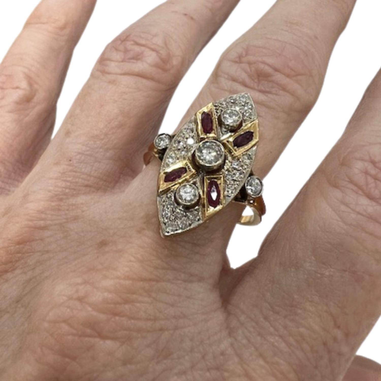 Taglio marquise Anello Art Deco in oro con diamanti e rubini in vendita