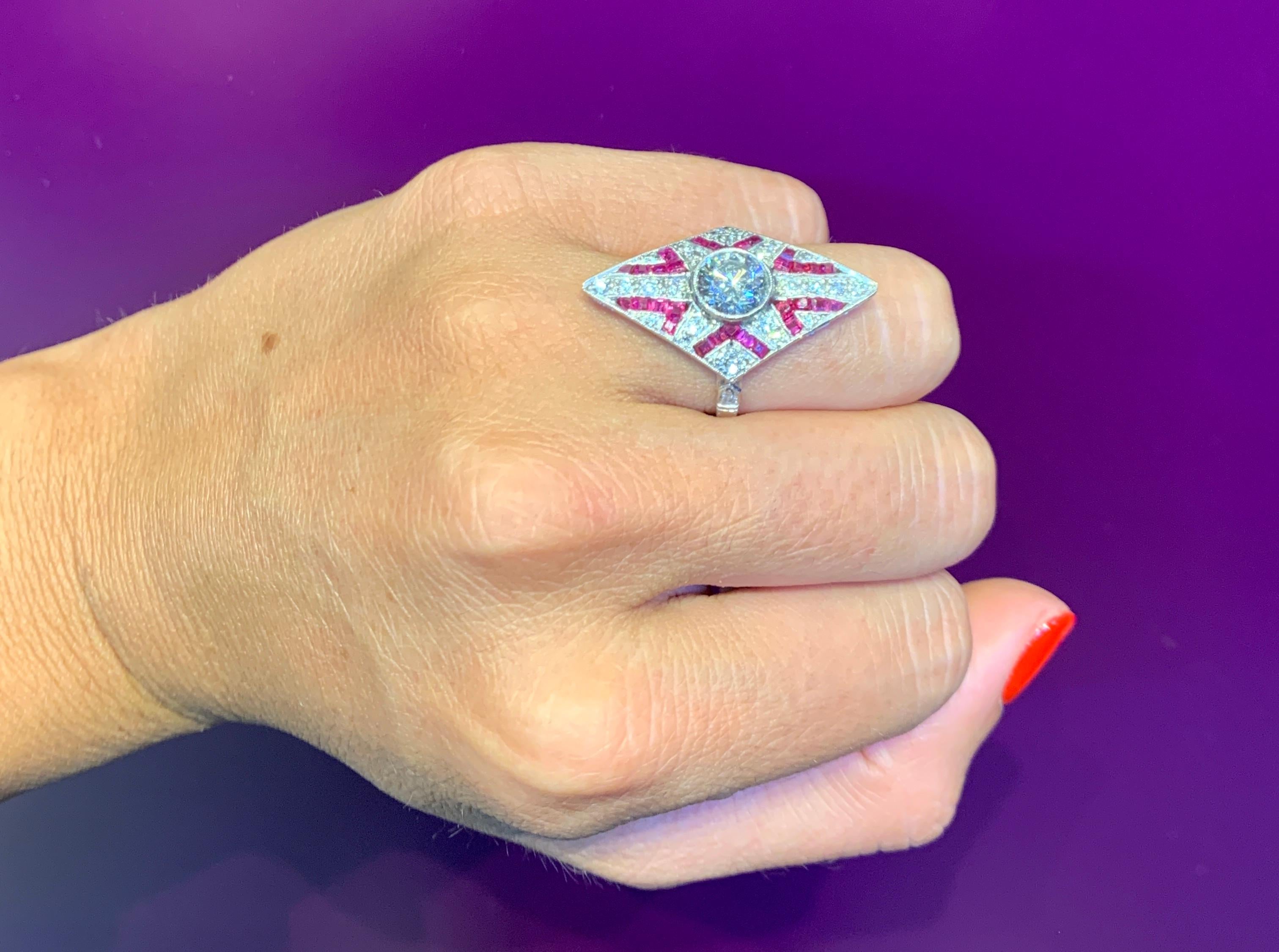 Art-Dco-Ring mit Diamanten und Rubinen Navette (Rundschliff) im Angebot