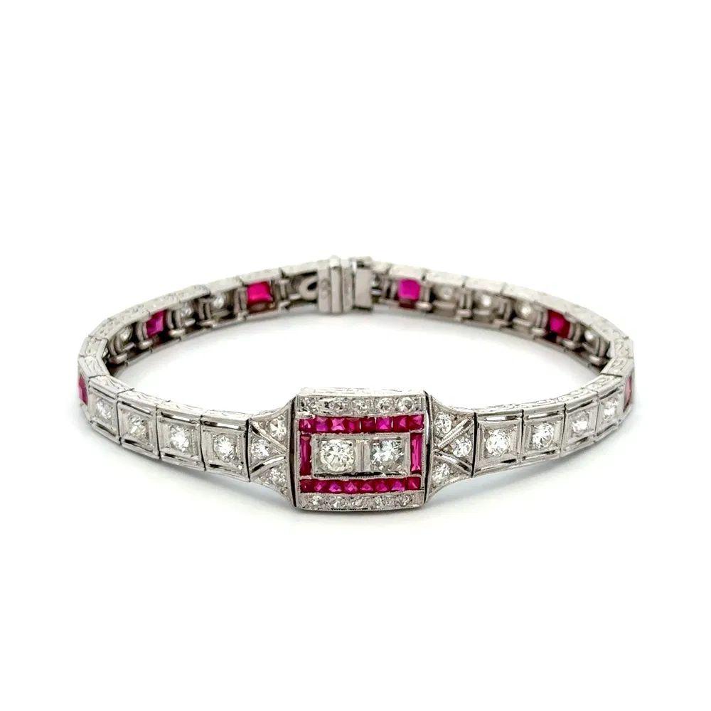 Semplicemente bellissimo e finemente dettagliato Art Deco Diamond and Syn. Bracciale in platino con grani di rubino. Realizzato e incastonato a mano con diamanti di taglio europeo antico, per un peso totale di circa 3,00 carati e Syn. Rubini. Misura