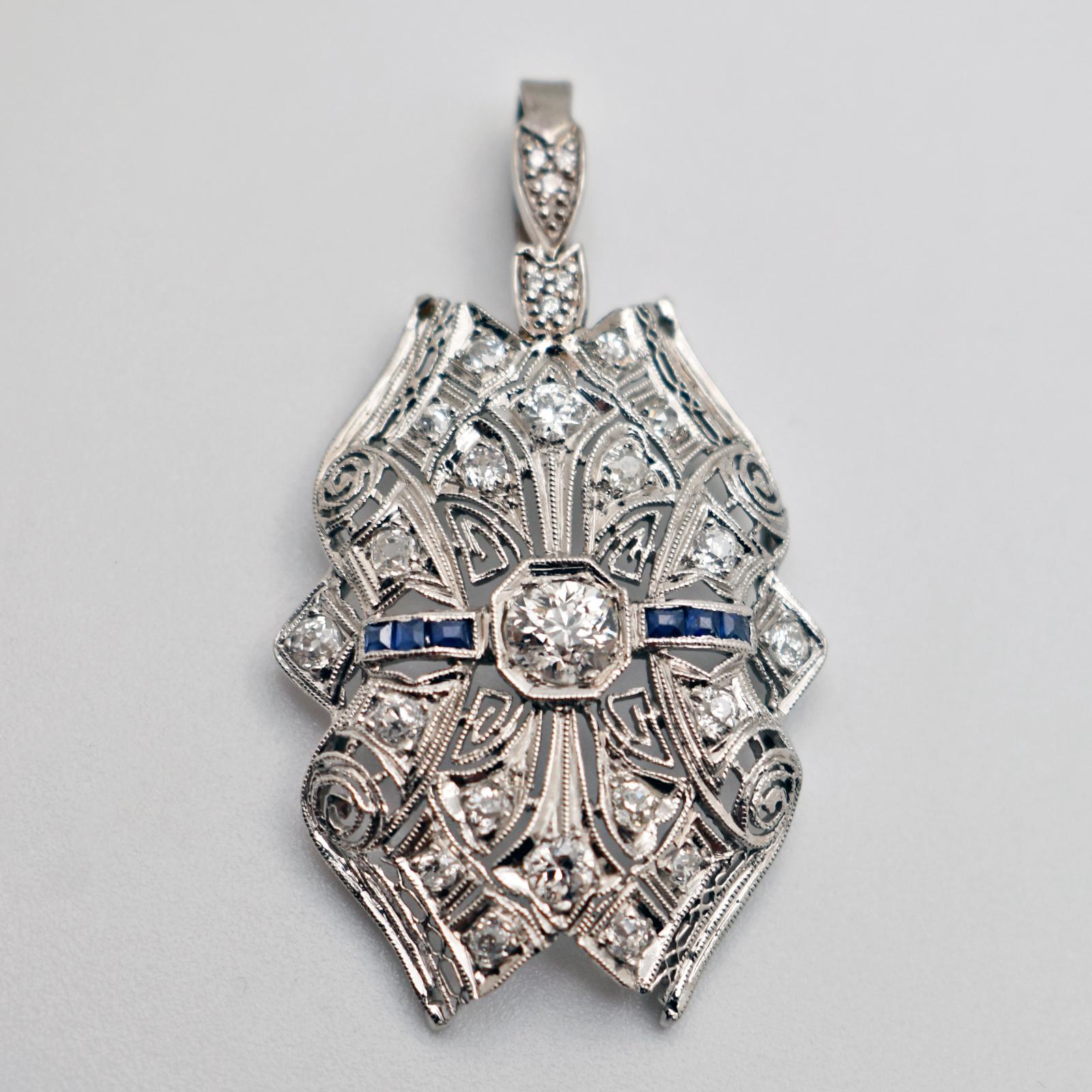 Ciondolo in oro bianco 14k con diamanti e zaffiri blu in stile Art Deco con un'incredibile lavorazione del metallo, un design dettagliato e una delicata filigrana e granulazione. Questo ciondolo è in ottime condizioni d'epoca, pronto per essere