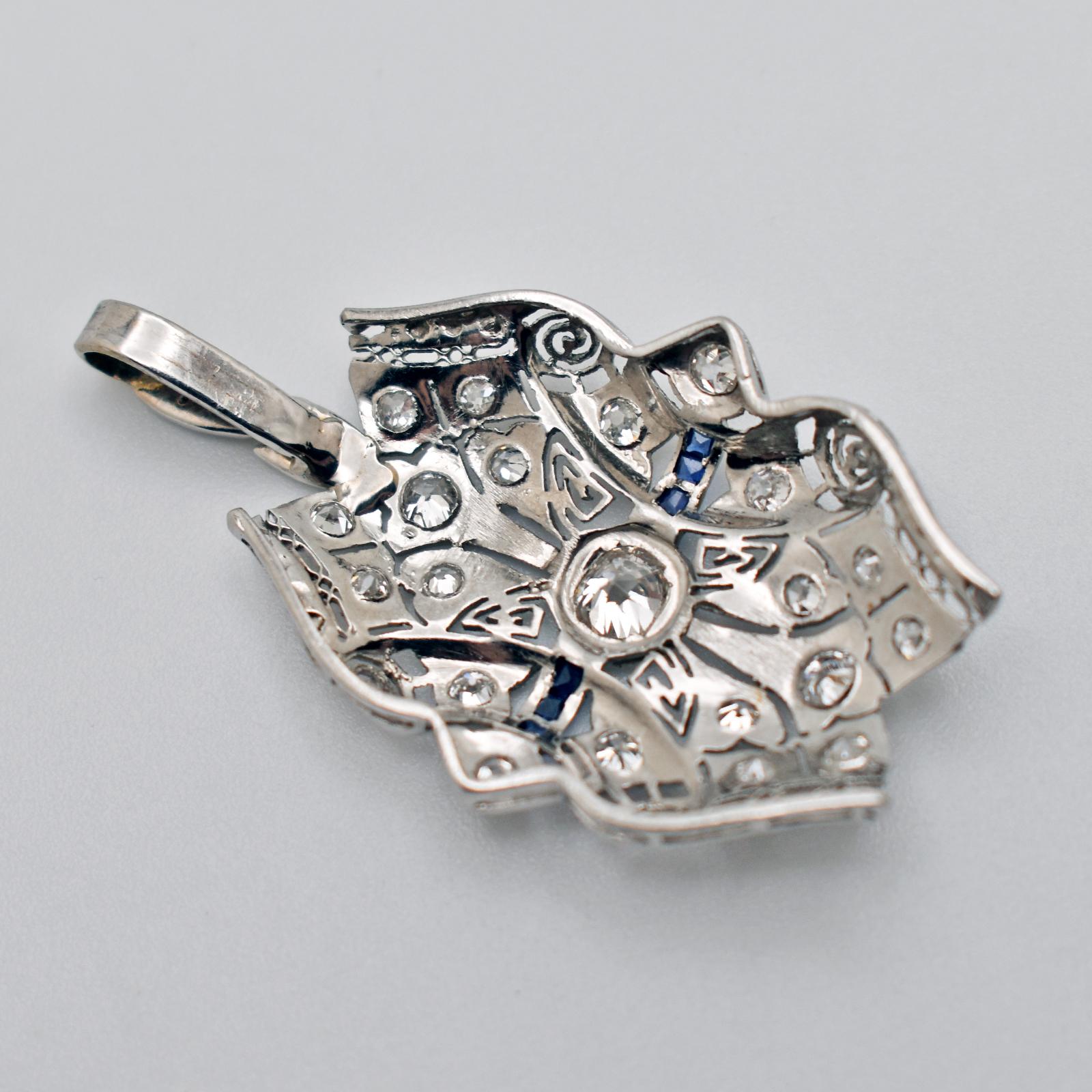 Taglio rotondo Ciondolo Art Deco con diamante e zaffiro in oro bianco 14 carati in vendita