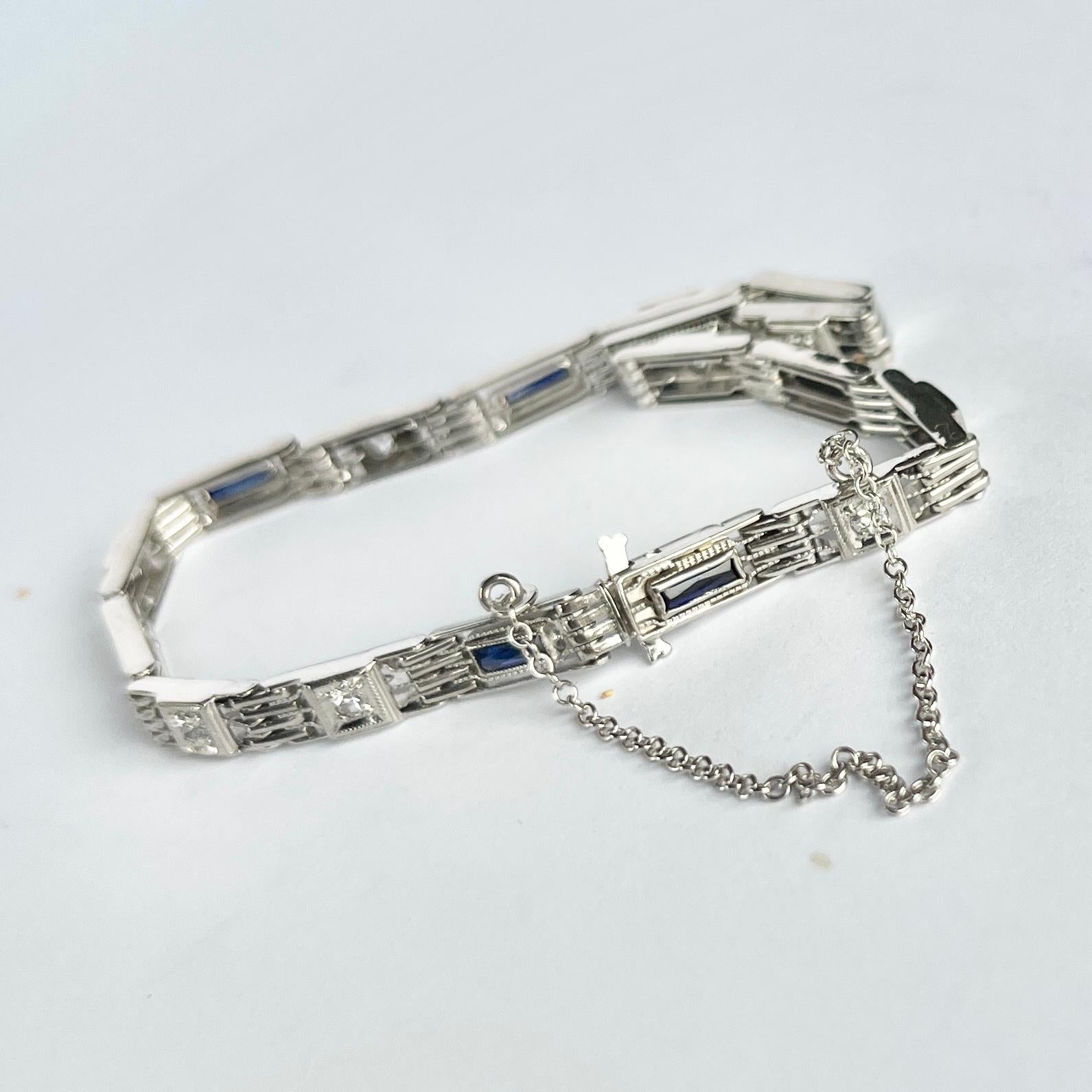 Taille ronde Bracelet Art déco en or blanc 18 carats avec diamants et saphirs en vente