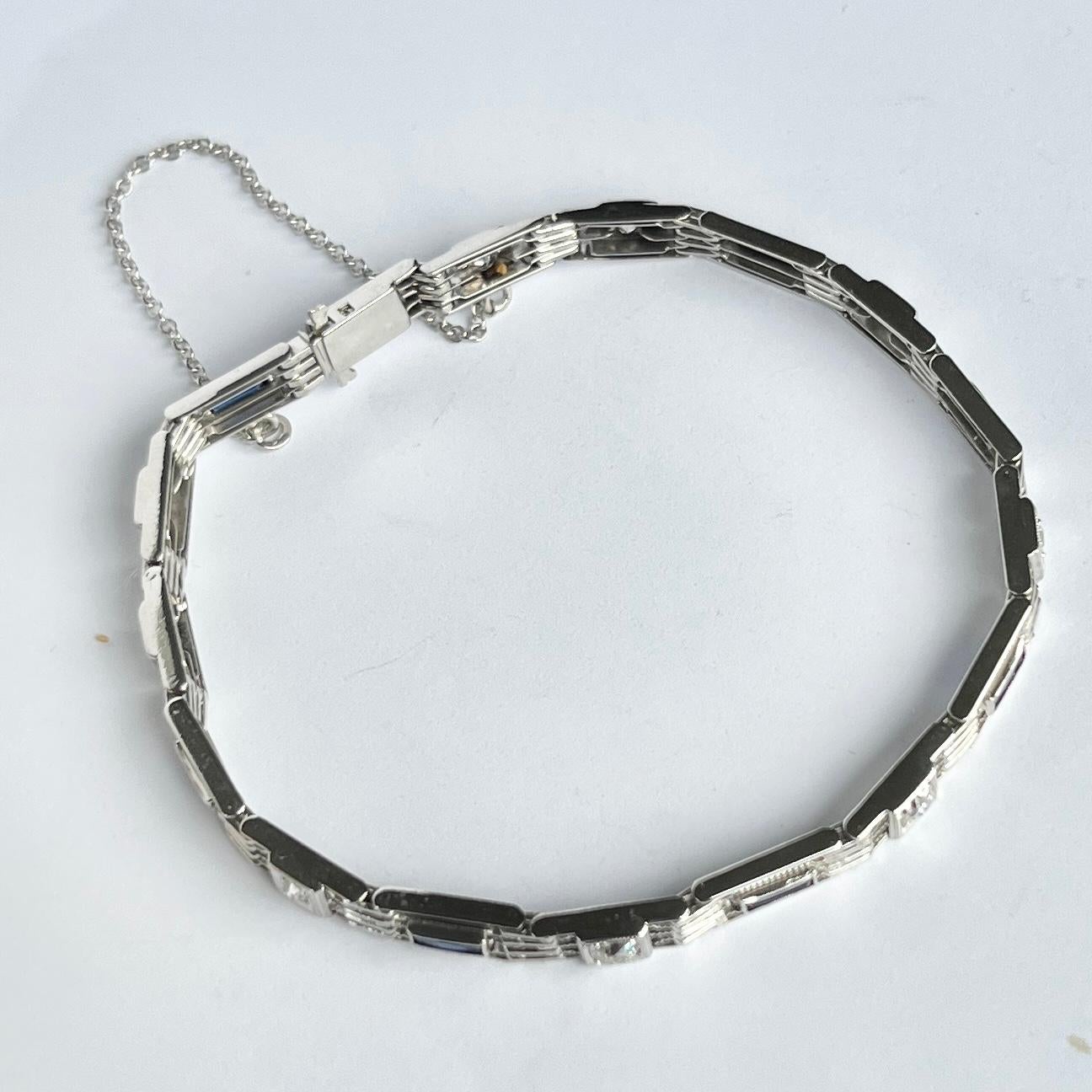 Bracelet Art déco en or blanc 18 carats avec diamants et saphirs Bon état - En vente à Chipping Campden, GB