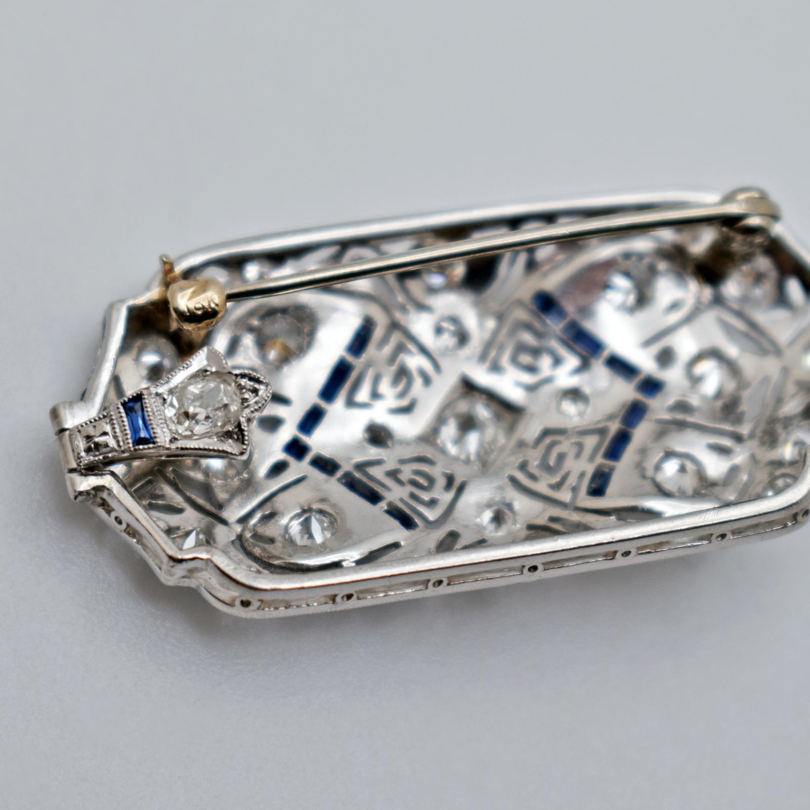 Art Deco Diamond and Sapphire 18 Karat White Gold Pendant Brooch For Sale 1