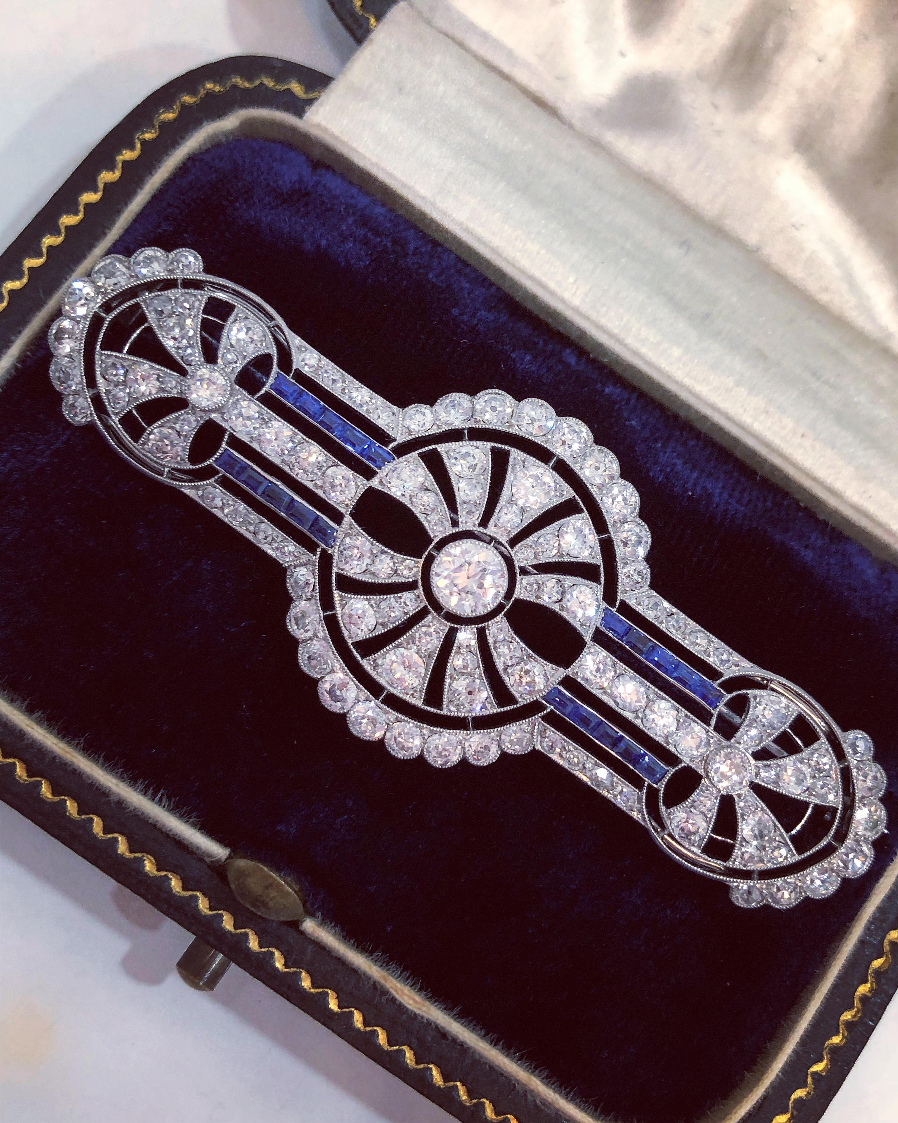 Brosche mit Diamanten und Saphiren im Art déco-Stil, ca. 1920er Jahre im Zustand „Hervorragend“ im Angebot in London, GB
