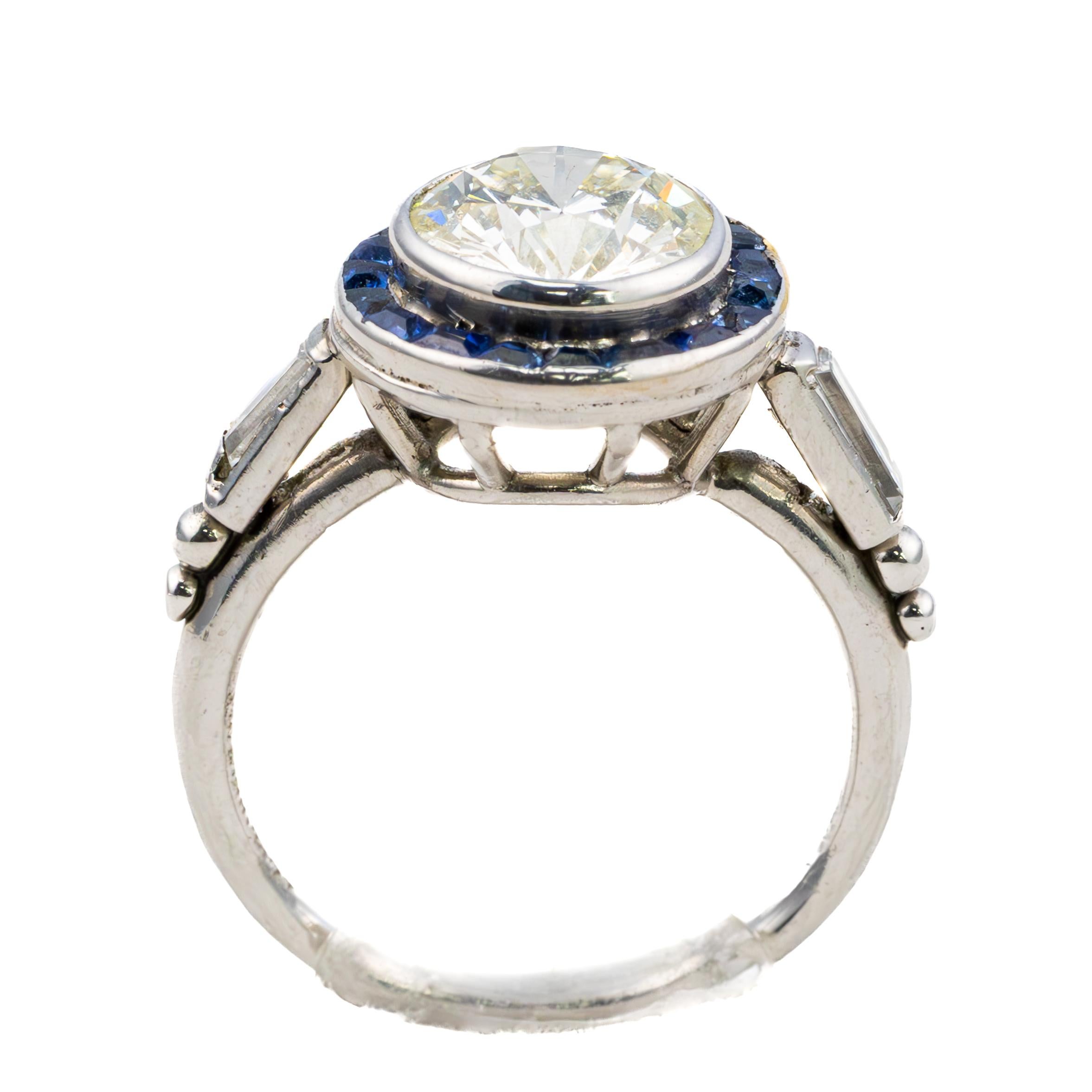Taille vieille Europe Bague Art déco à halo de diamants et de saphirs en vente