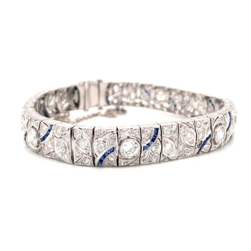 Un bracelet Art Déco en platine avec diamants et saphirs comprenant 58 diamants de taille européenne ancienne et de taille ronde unique totalisant 5 ct. et 70 saphirs bleus de taille française totalisant 2 ct. Circa 1930s, Art Deco.

Géométrique,