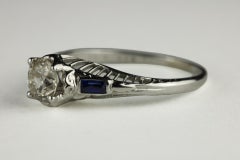 Anello a tre pietre con diamanti e zaffiri in stile Art Déco
