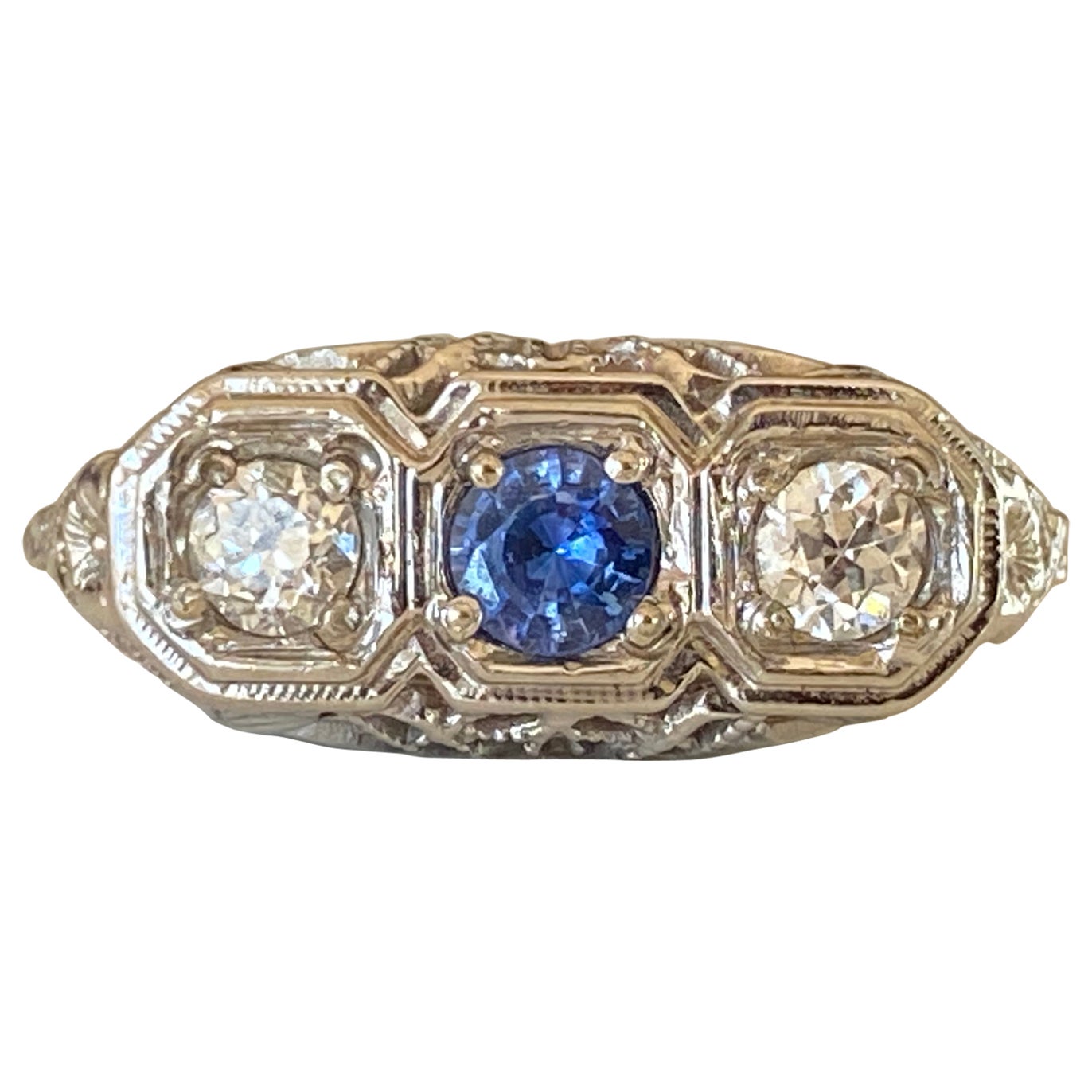 Anello a tre pietre con diamanti e zaffiri in stile Art Déco