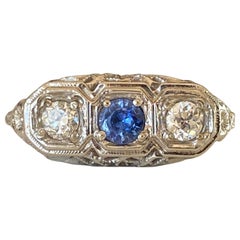 Bague à trois pierres en diamant et saphir Art déco